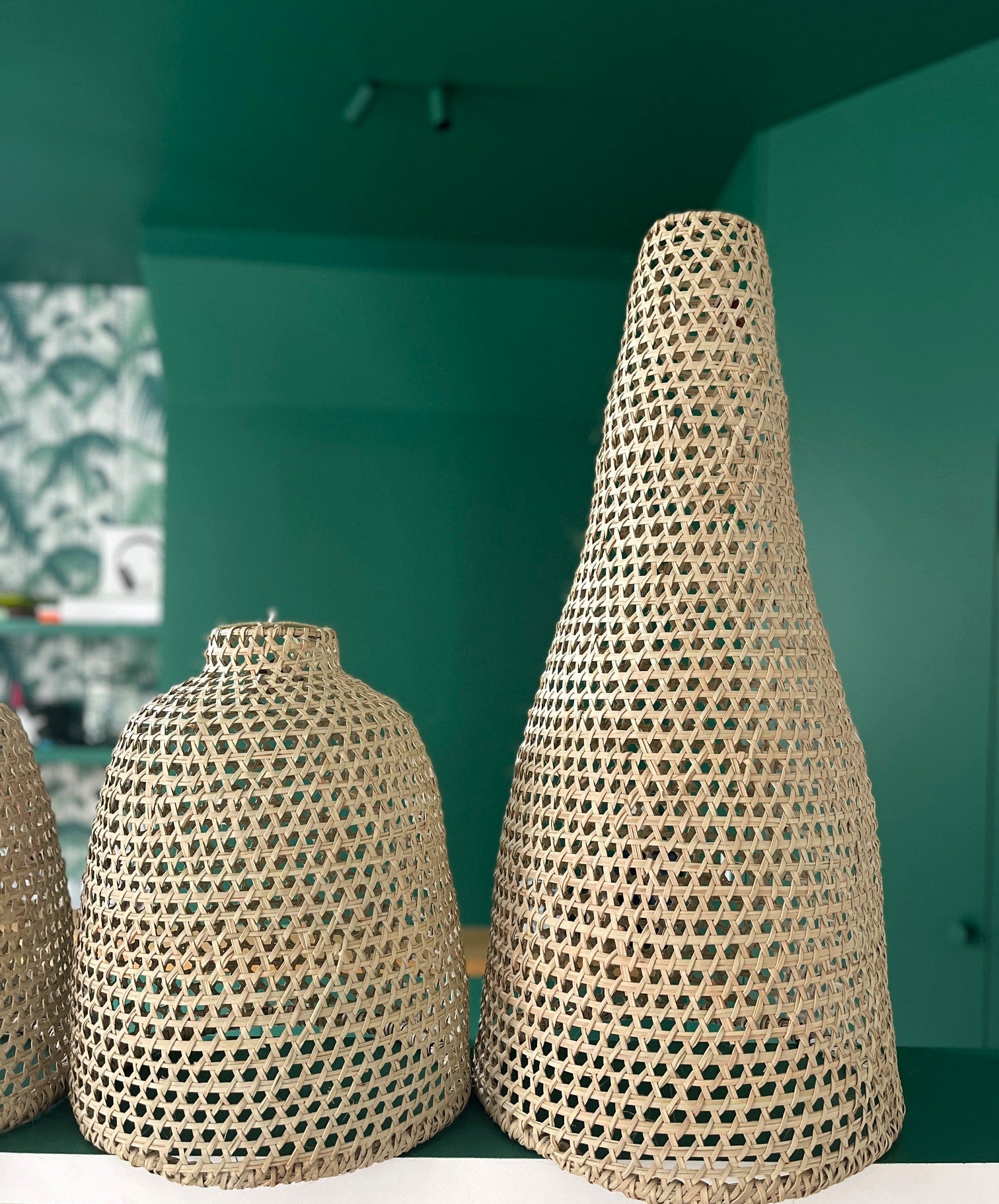 Suspension cône en satrana, naturelle et élégante, dimensions H.78 x 40 cm, idéale pour une décoration intérieure unique.