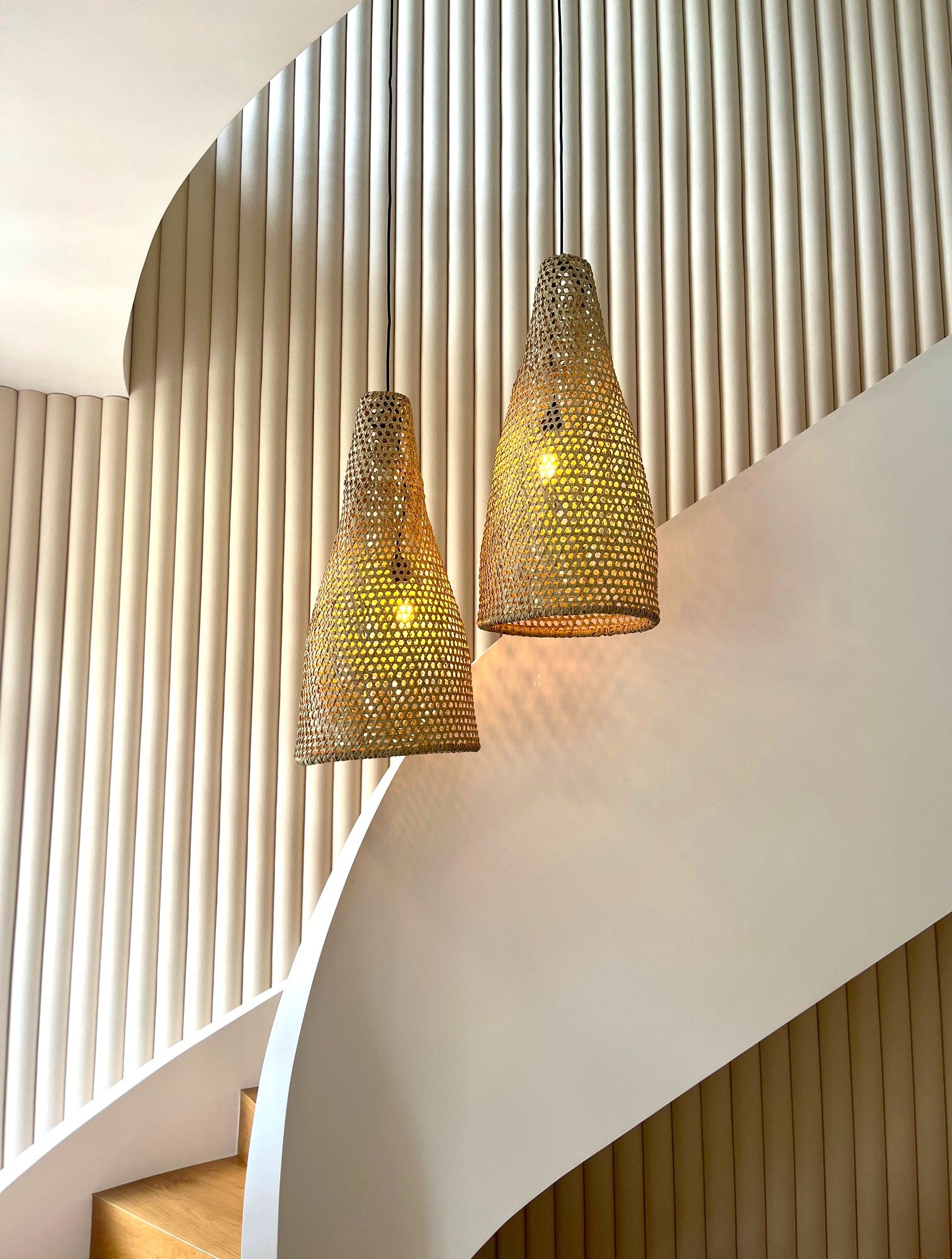 Suspension cône géant en satrana fait main, matériau naturel, dimensions H.78 x 40 cm, idéale pour une décoration bohème et élégante.