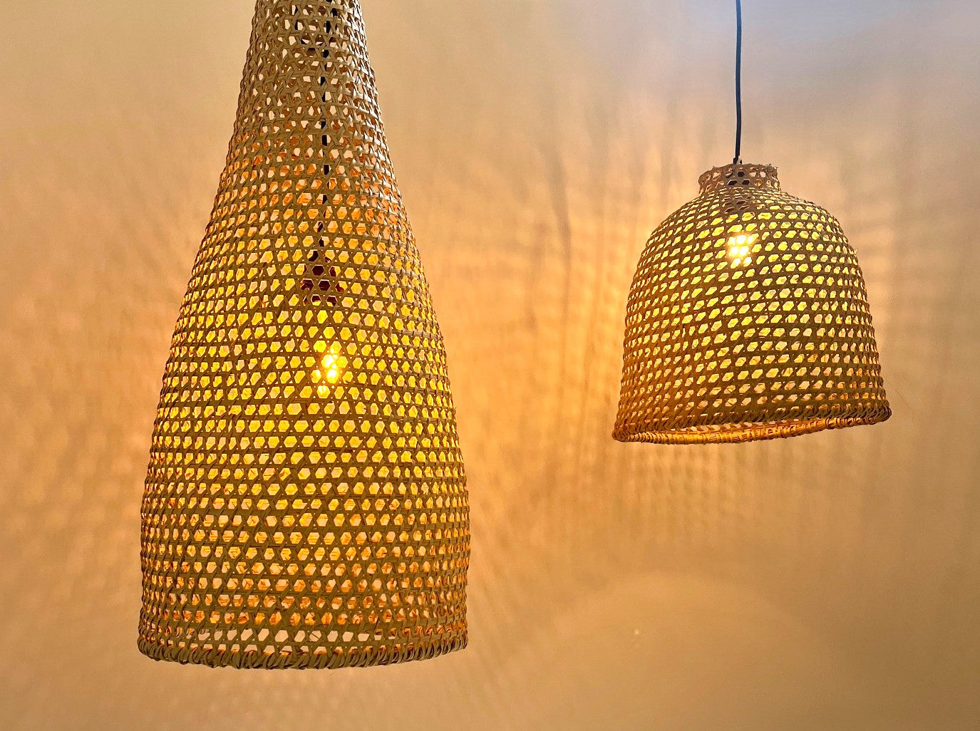 Luminaire en satrana en forme de cône géant, confection artisanale, dimensions H.78 x 40 cm, pour un style tropical et naturel.