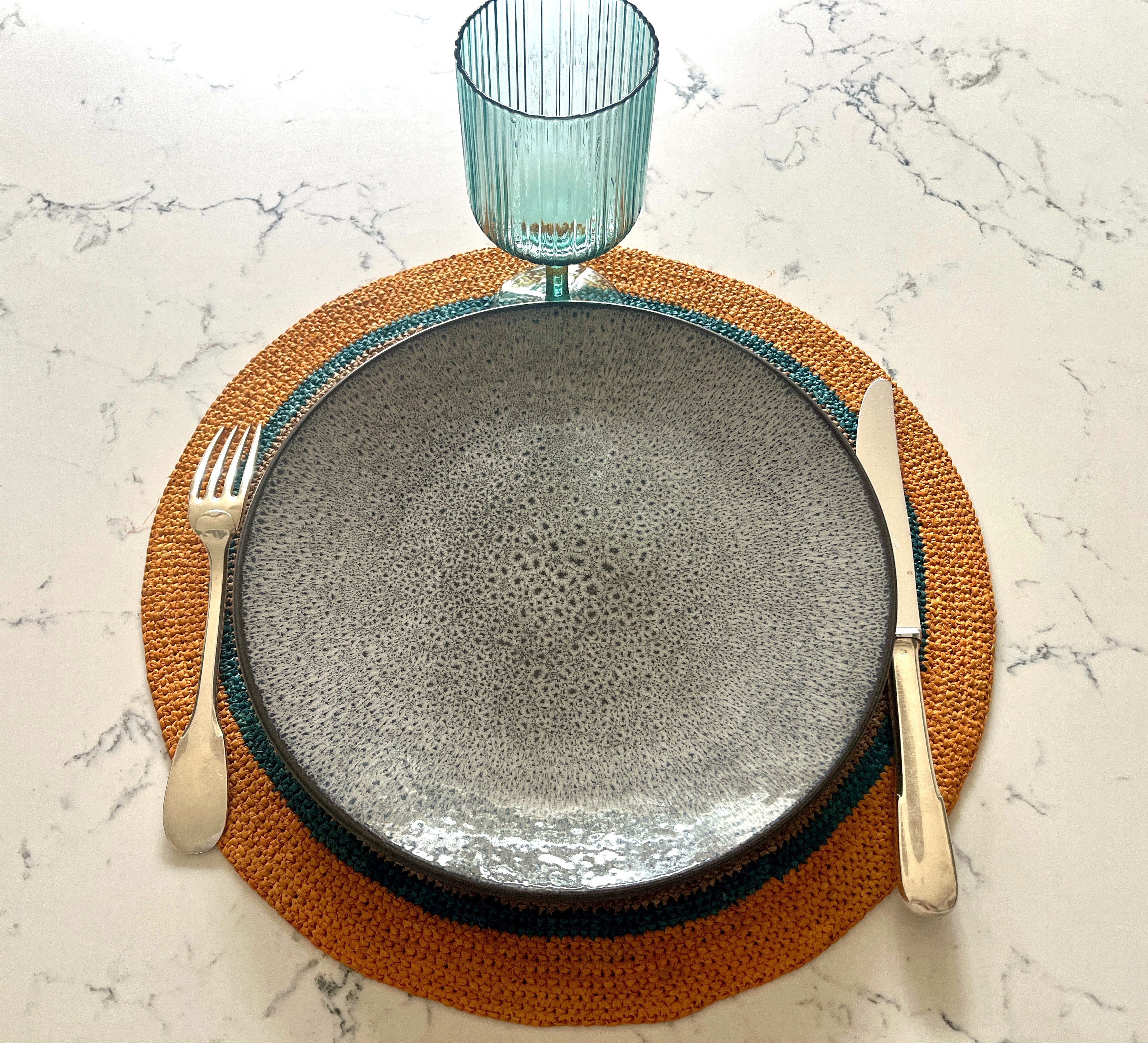 Sets de table ronds en raphia couleur thé avec bordure jaune, faits main, pour une table artisanale et lumineuse.