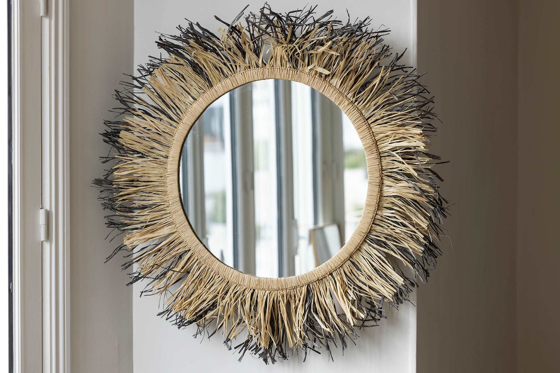 Grand miroir rond à franges de raphia