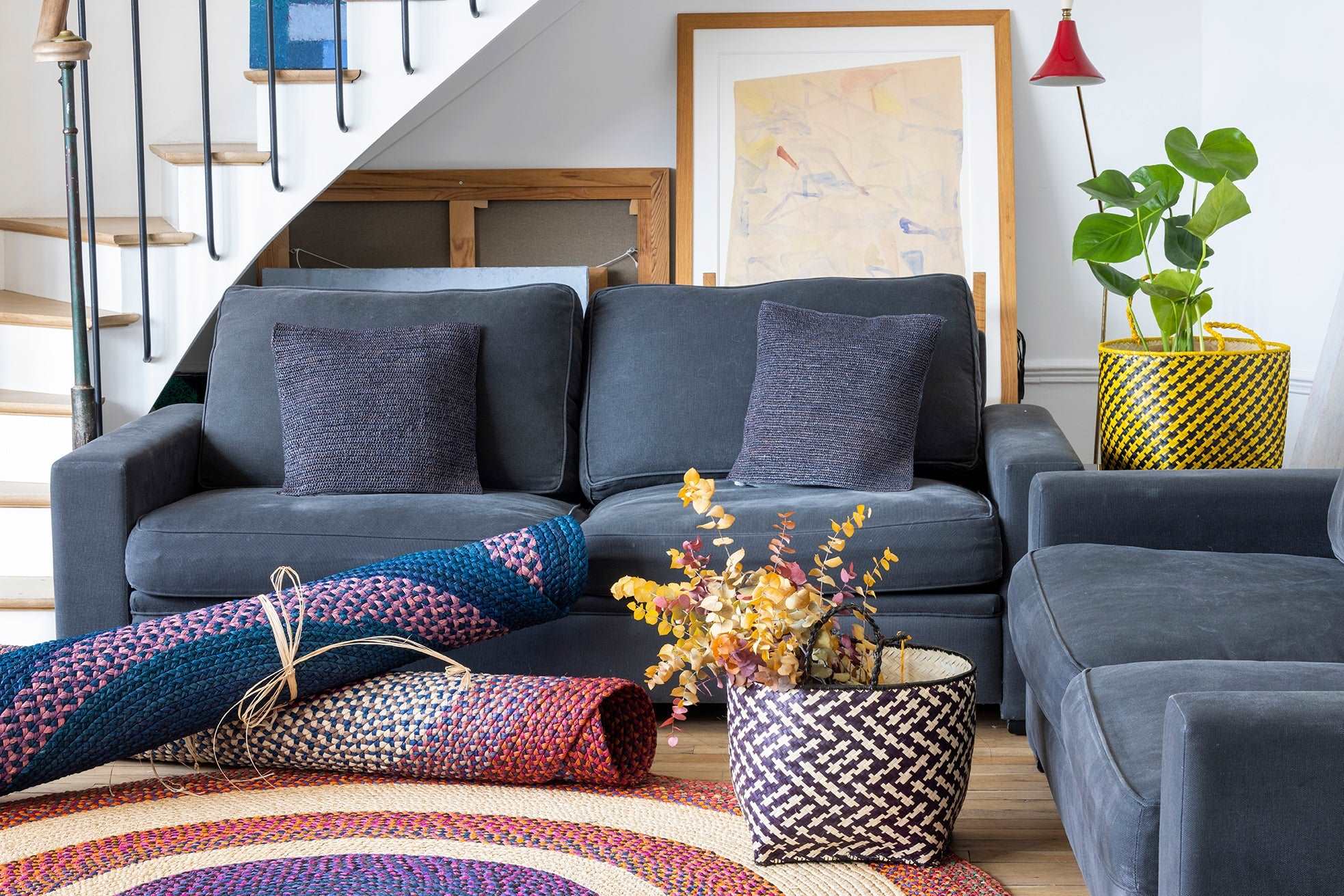 Panier noir et jaune en jonc