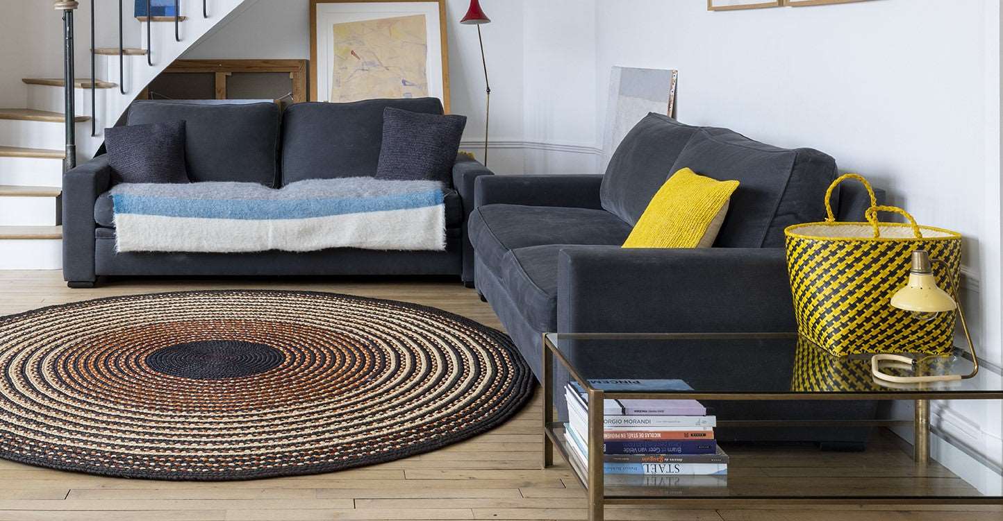 Panier noir et jaune en jonc