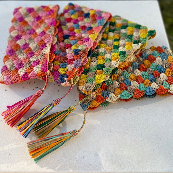 Pochette Zazie en raphia multicolore avec pompon Intimani Ethnique chic