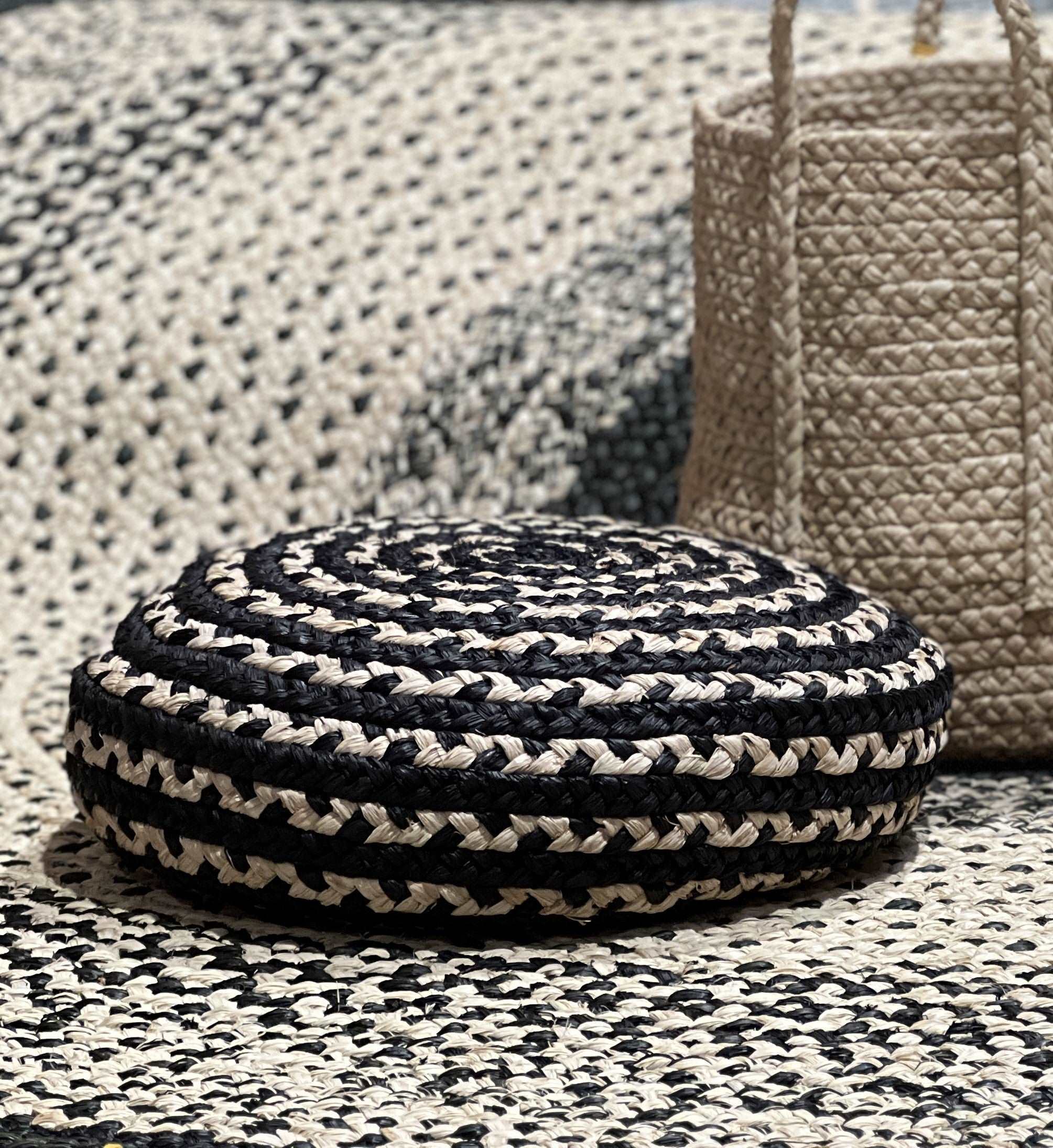 Pouf tressé noir & naturel