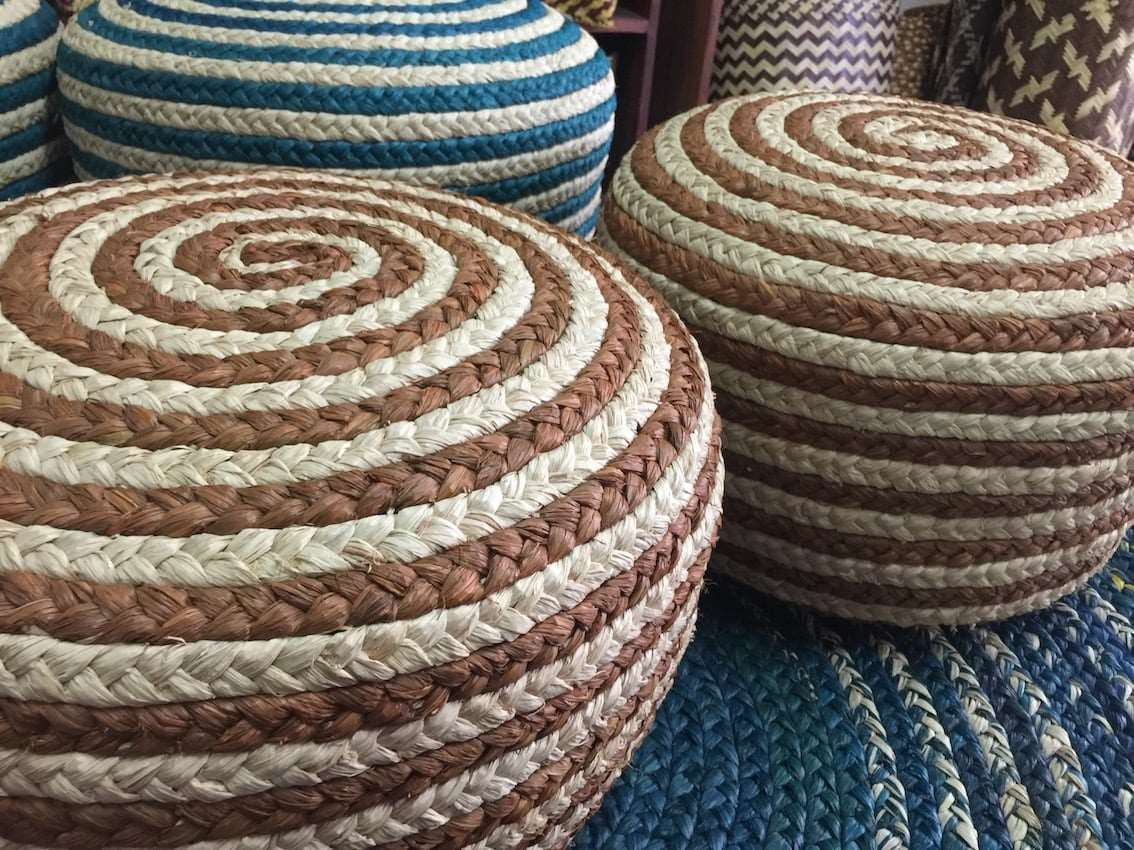 Pouf en raphia naturel, beige et marron