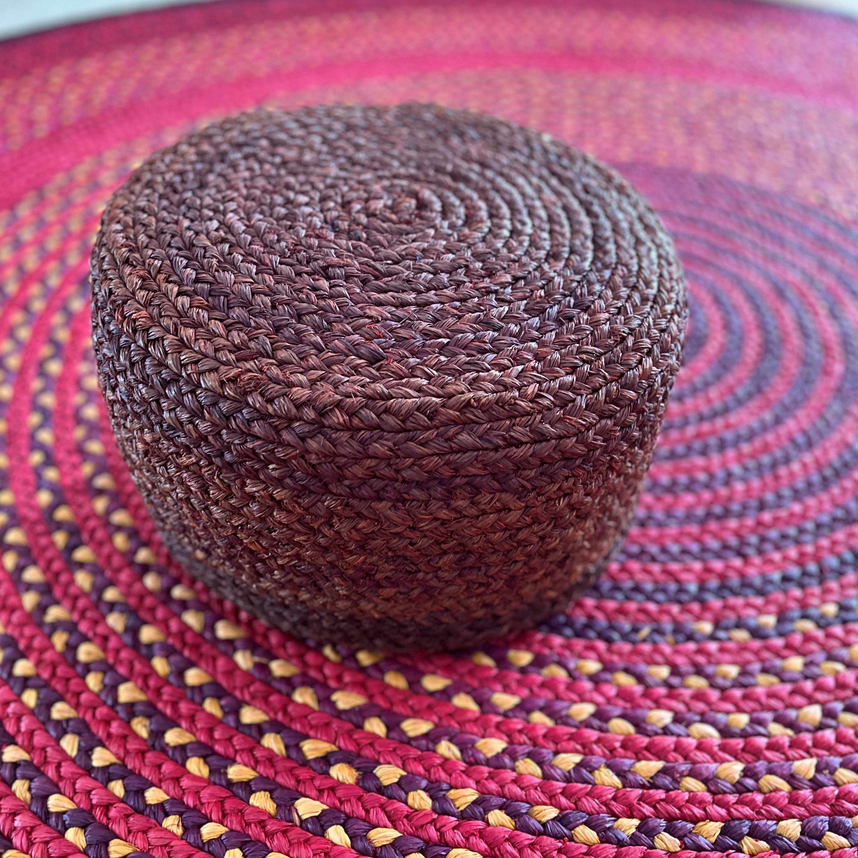 Pouf en raphia rond marron & prune