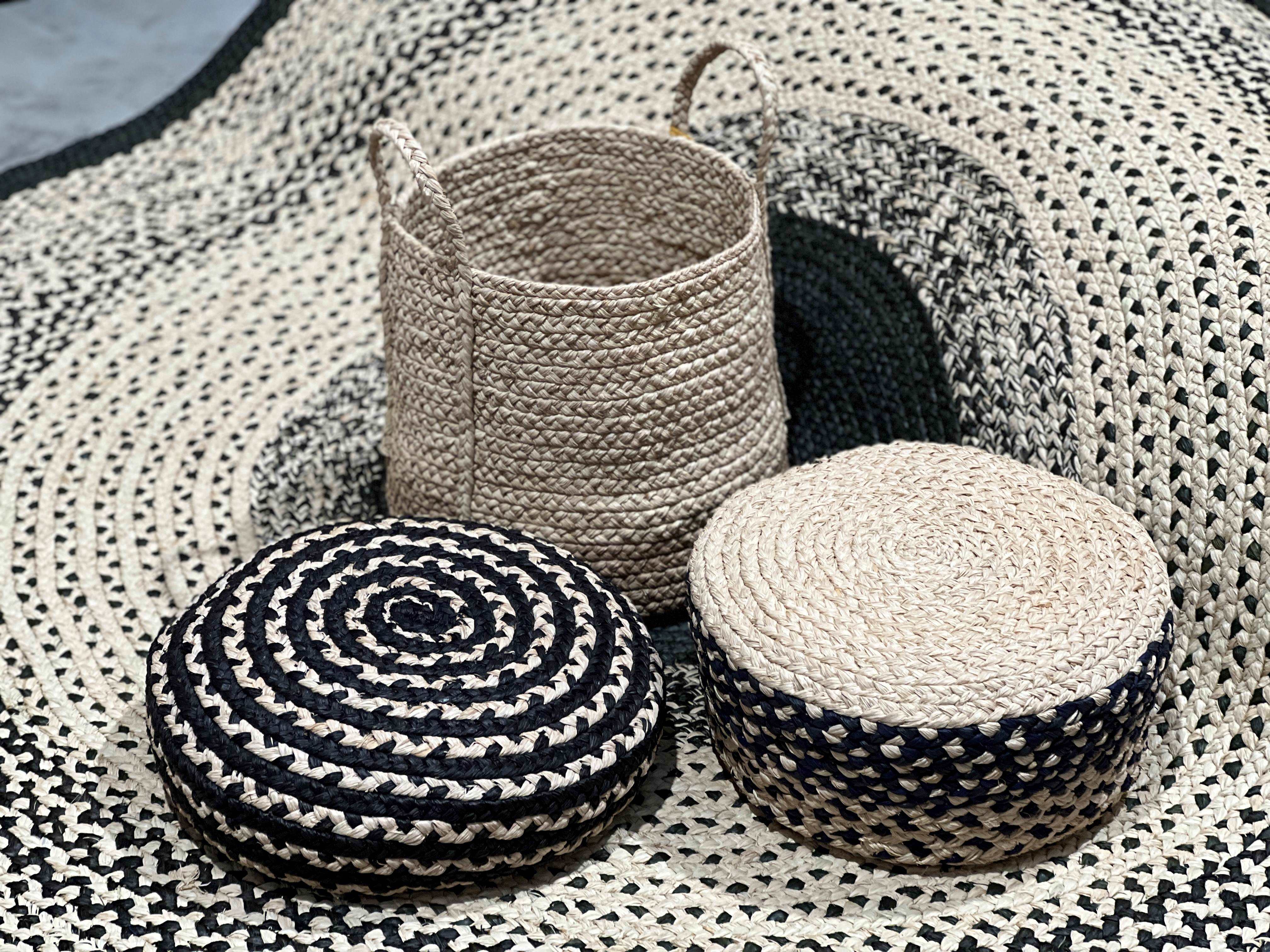 Pouf raphia naturel & bleu foncé