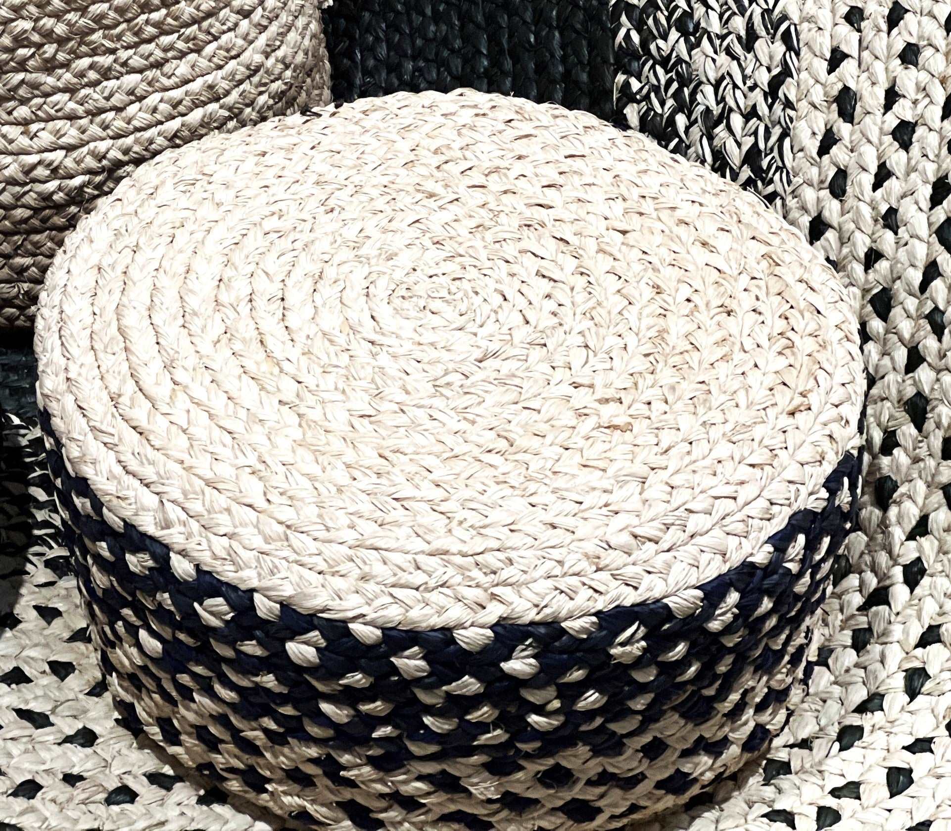 Pouf raphia naturel & bleu foncé