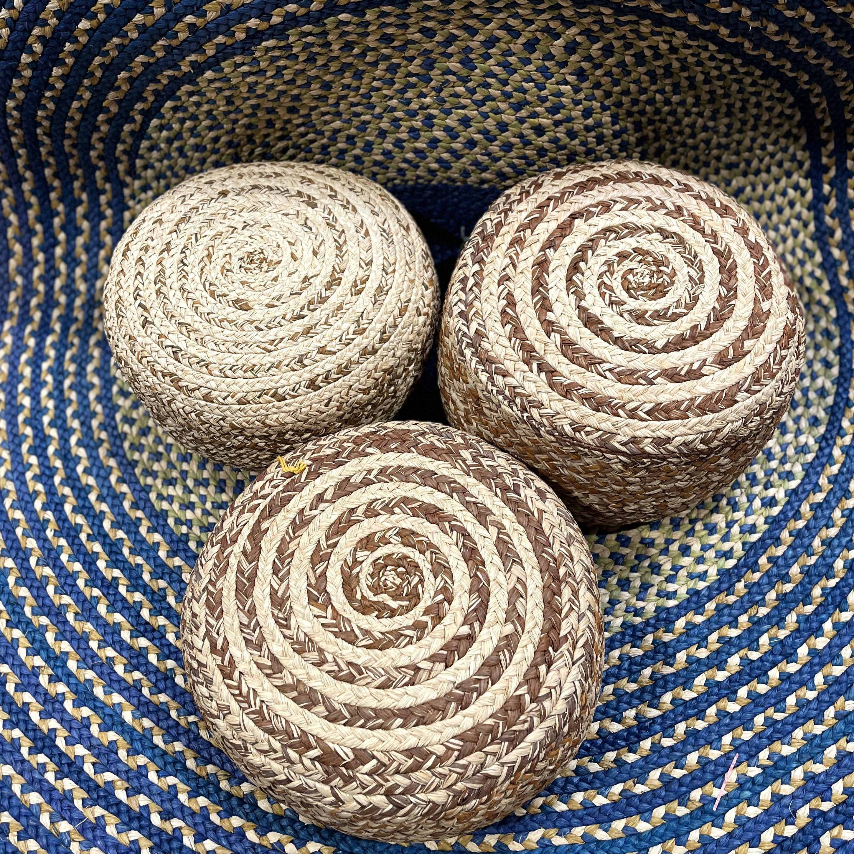 Pouf tressé en raphia naturel avec spirale beige - Arisoa Intimani Ethnique chic