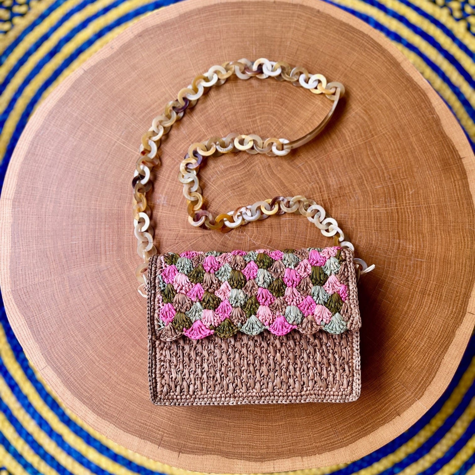 Sac à main en raphia kaki et rose avec chaîne en corne, fait main, élégant et parfait pour un style sophistiqué et naturel.