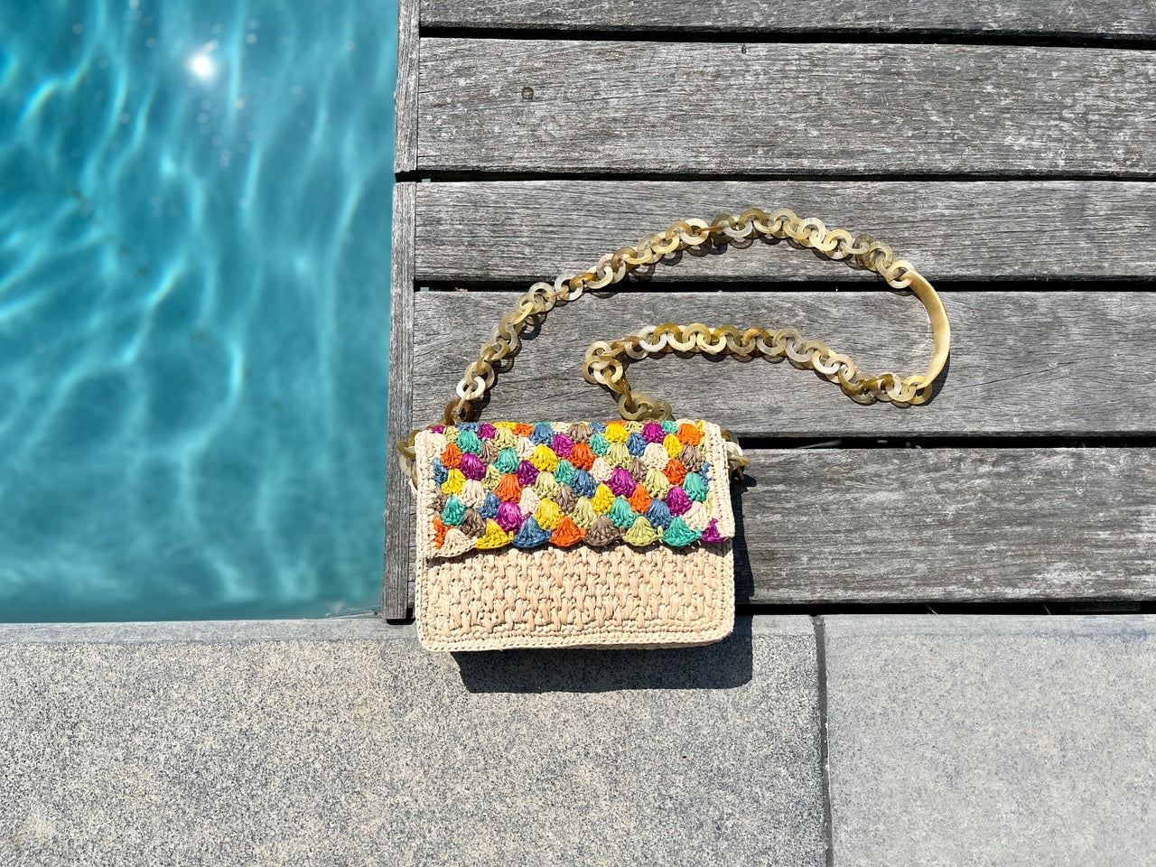 Sac à main multicolore en raphia bandoulière corne