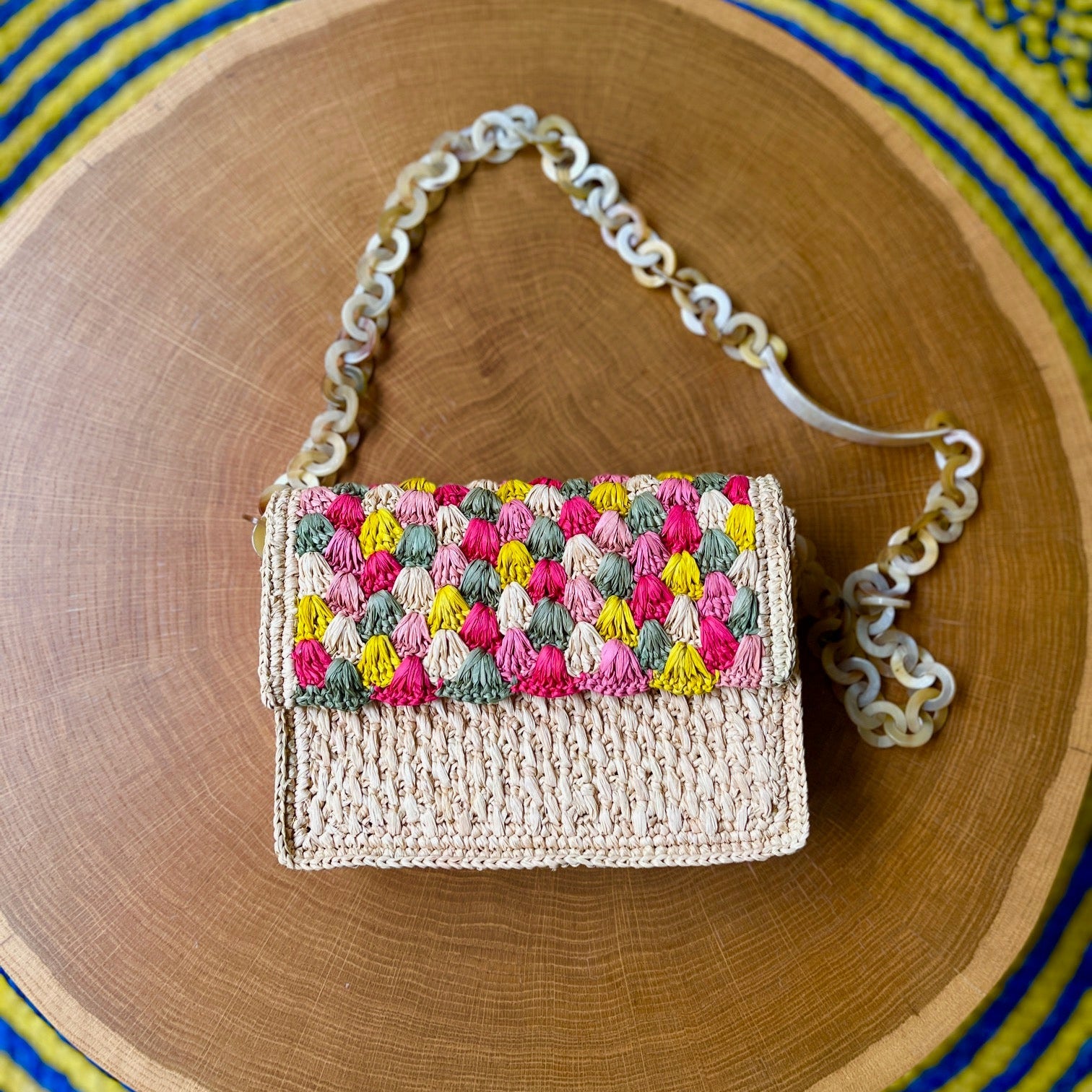 Sac à main en raphia naturel avec chaîne en corne, fait main, élégant et pratique, parfait pour une allure sophistiquée et authentique.