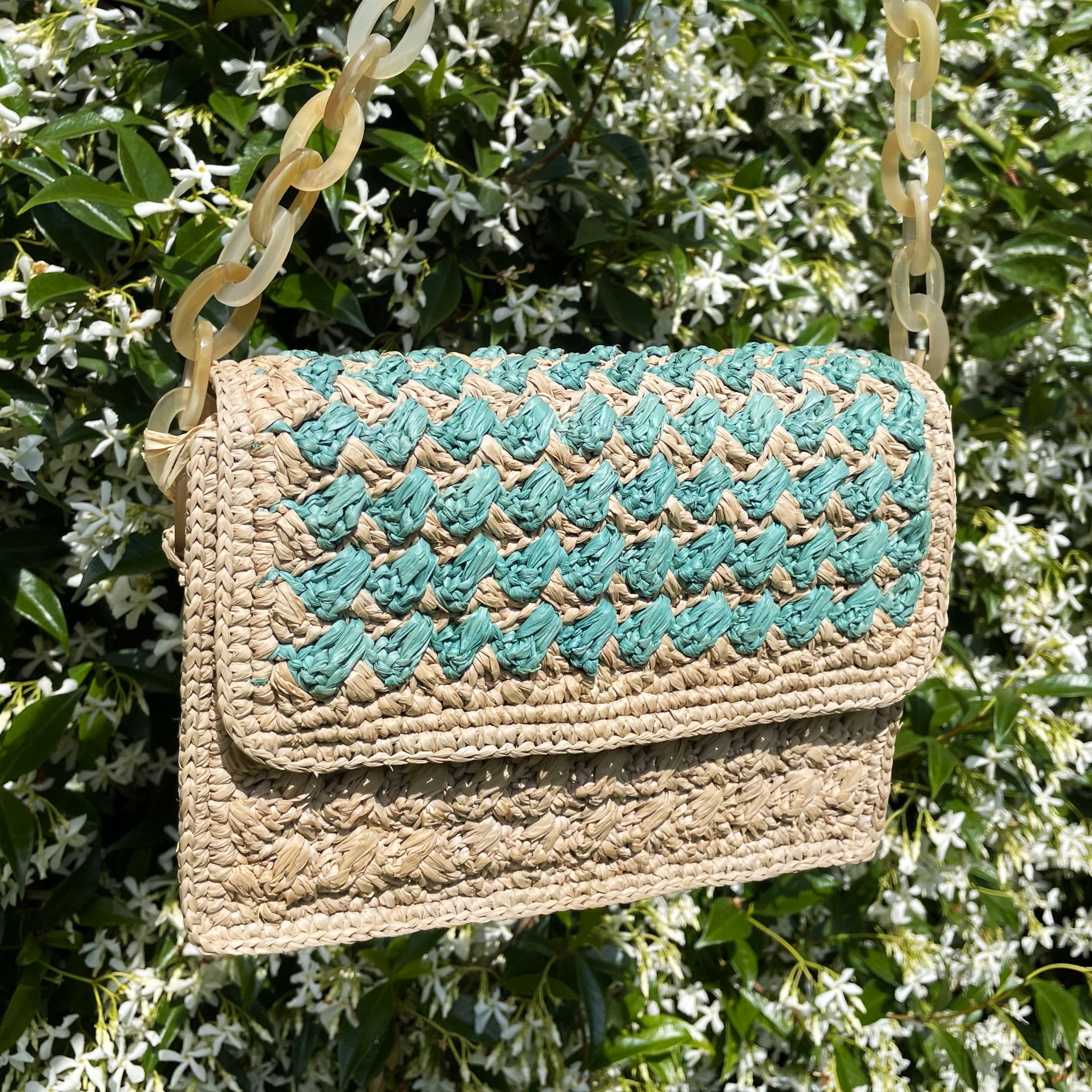 Sac en raphia et corne, teinte turquoise, fait main, alliant design naturel et chic, parfait pour toutes les occasions.