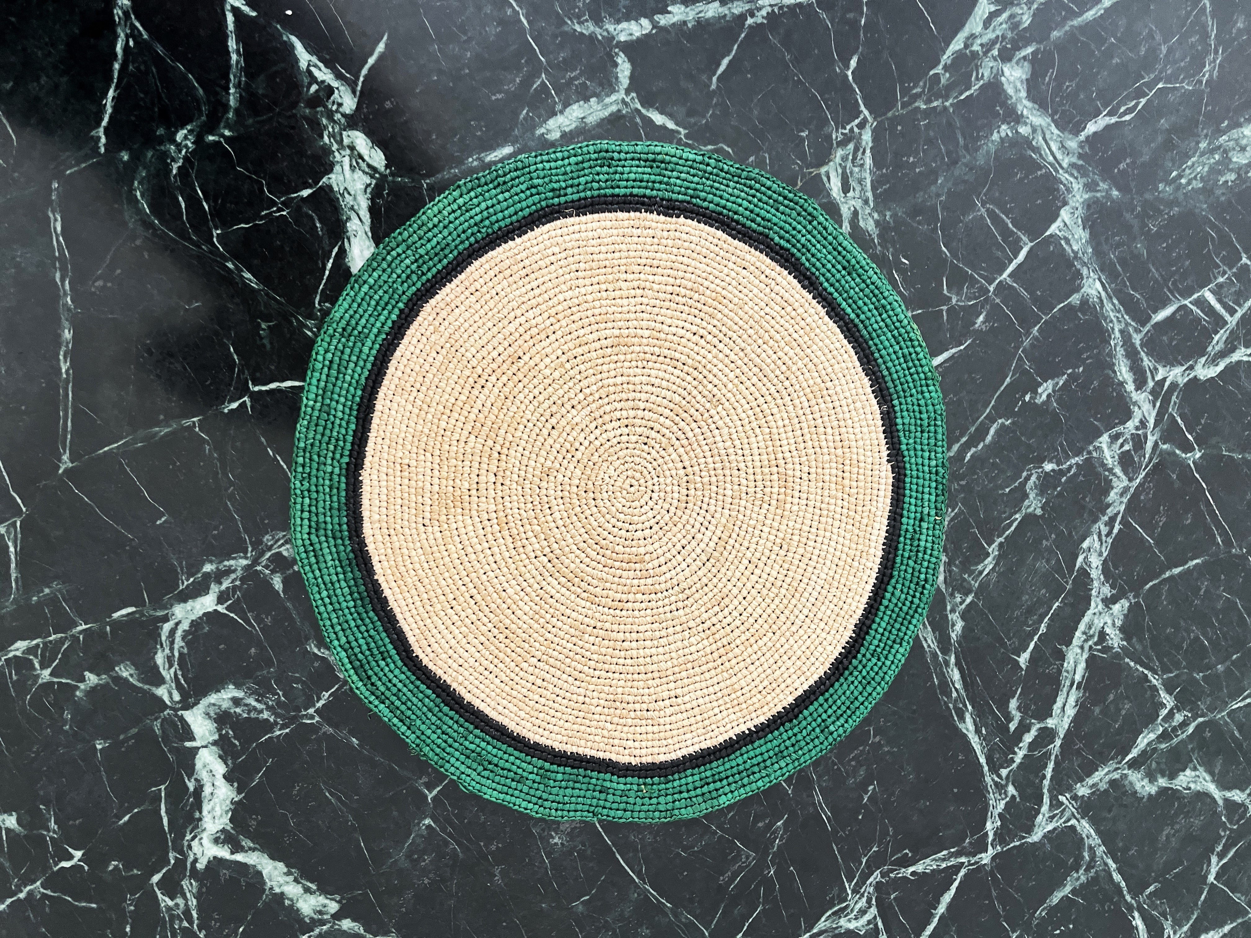 Sets de table ronds en raphia naturel avec bordure vert émeraude, lot de 6, idéals pour une table raffinée et conviviale.