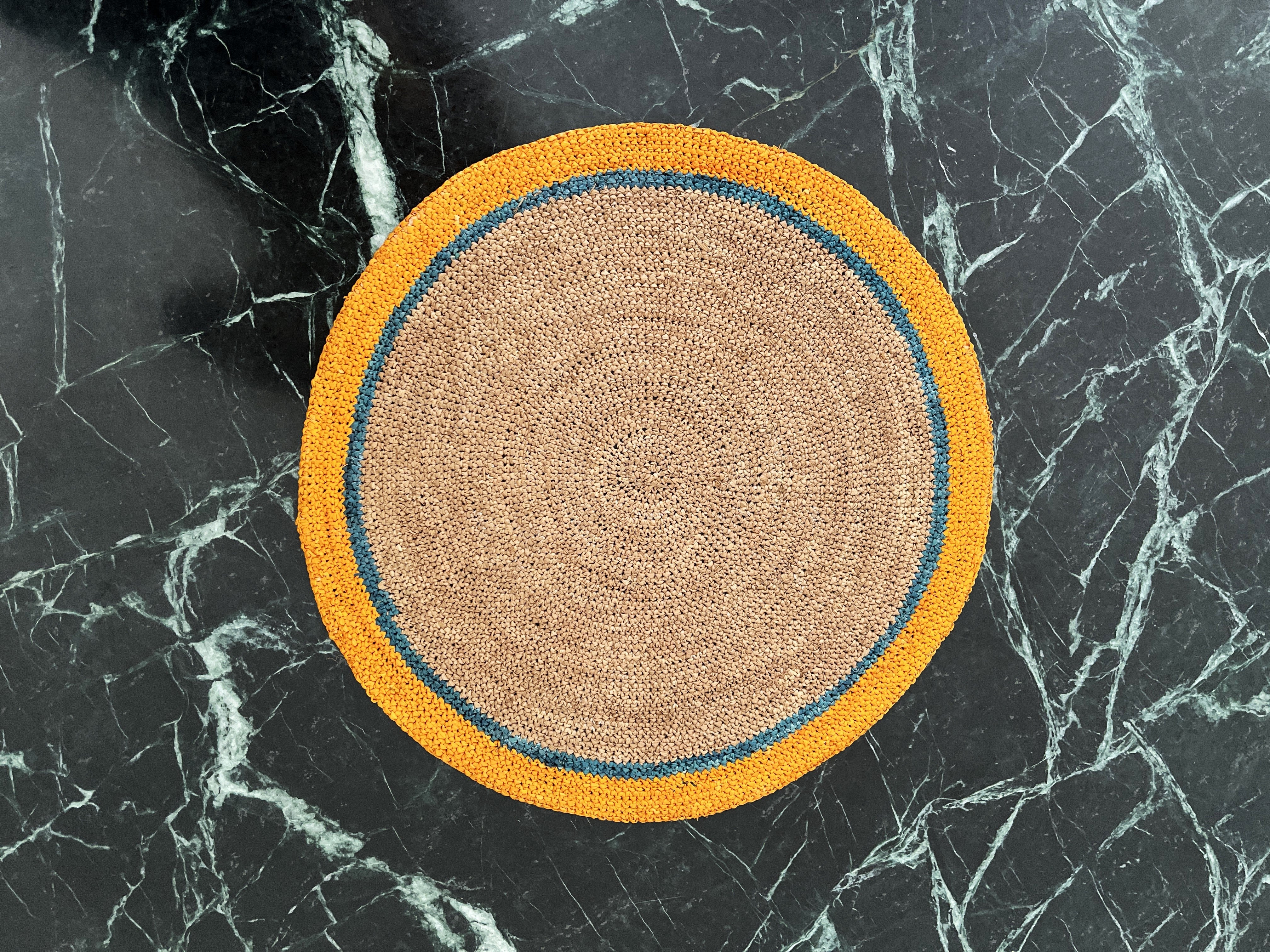 Lot de 6 sets de table en raphia thé bordure jaune, parfait pour une touche colorée et naturelle à vos repas.