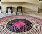 Tapis en raphia rond rose clair, rose foncé, noir et violet – 200 cm
