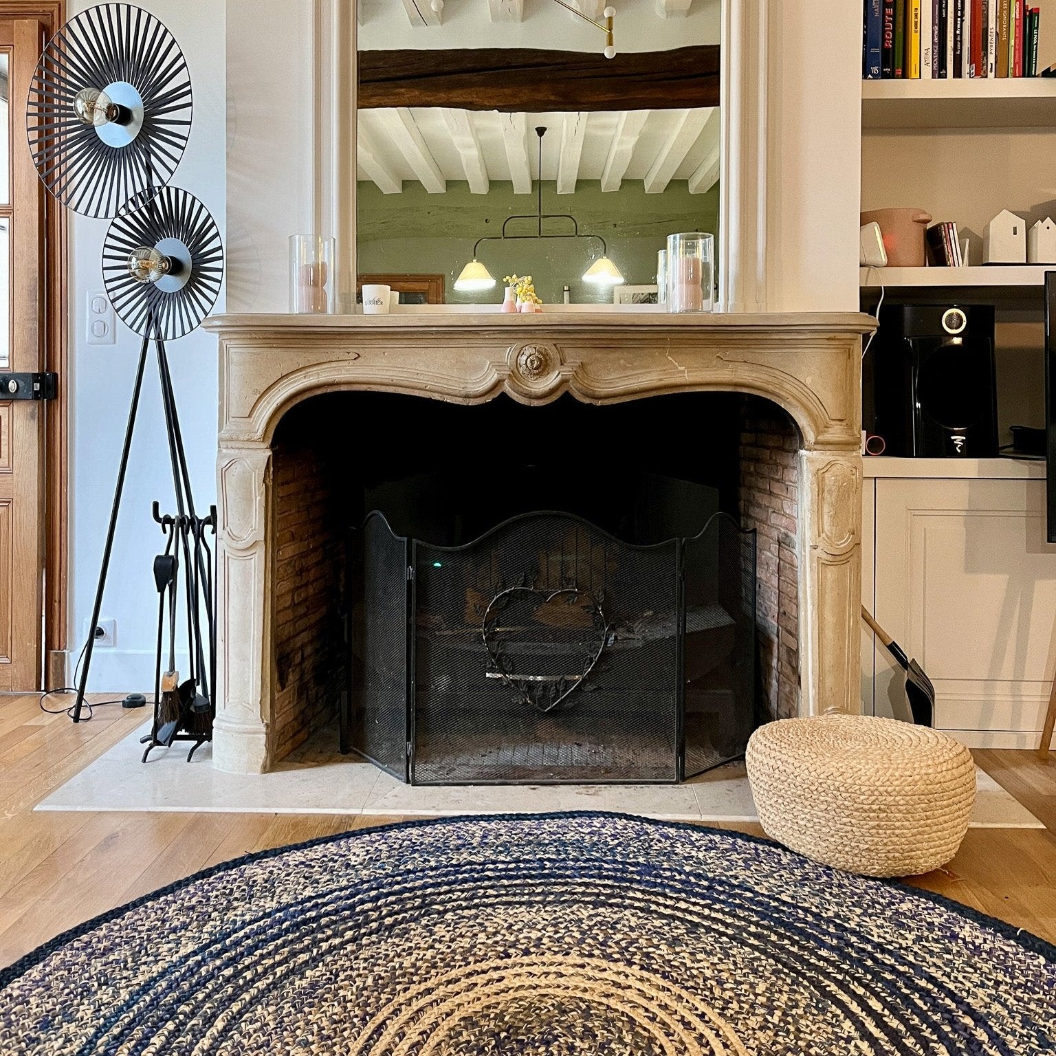 Tapis en raphia rond bleu marine et naturel, 170 cm, fait main, parfait pour une décoration naturelle et élégante.