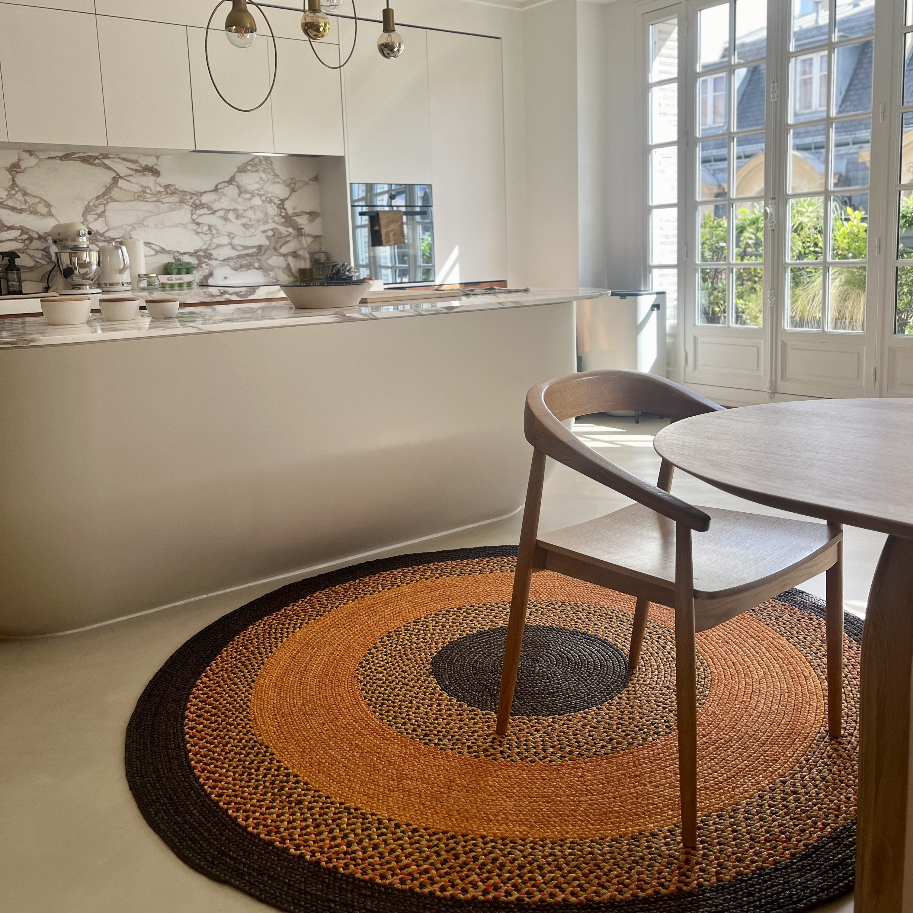Tapis en raphia rond orange, brun et noir, fait main, dimensions 200 cm, idéal pour une décoration intérieure chaleureuse.