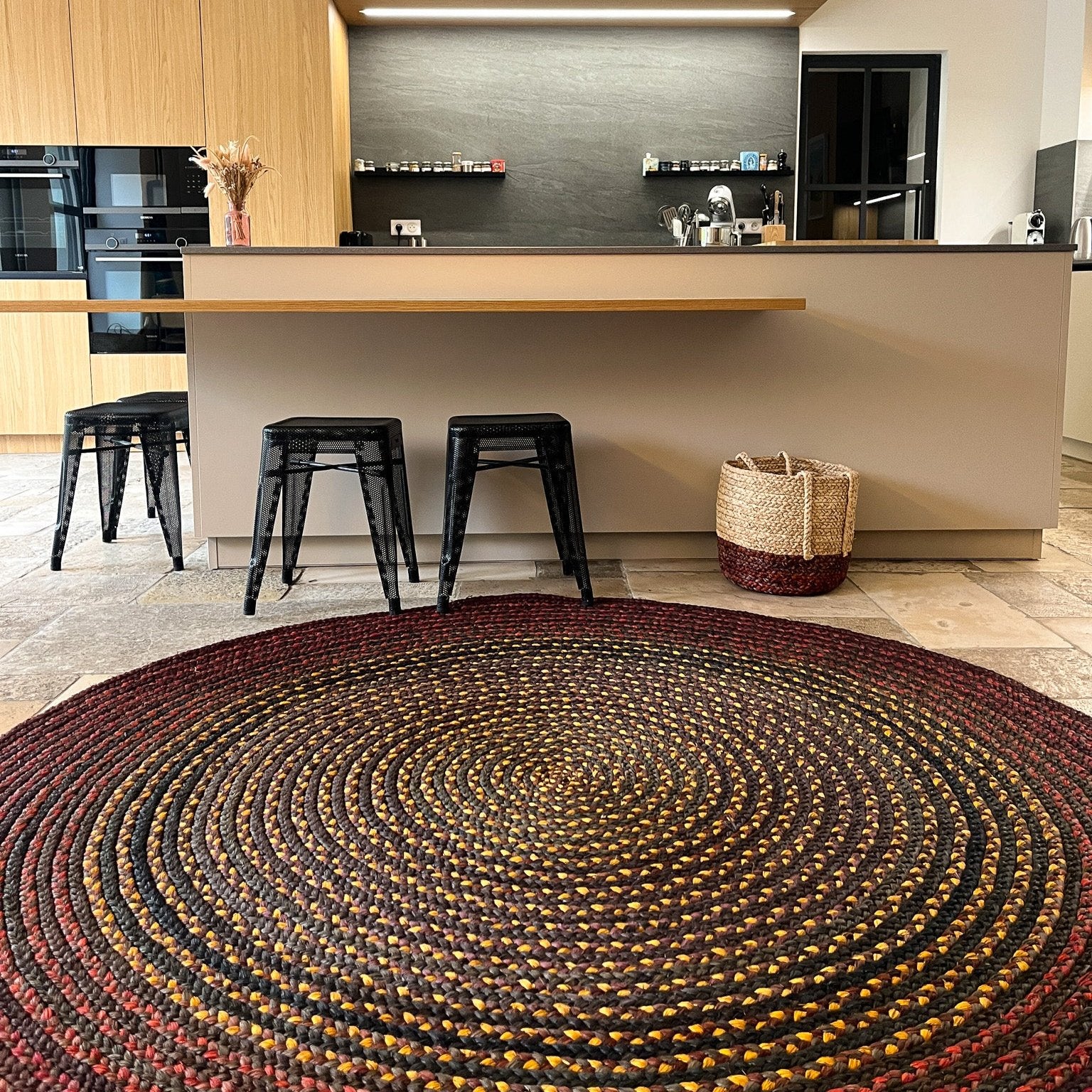 Tapis en raphia brun, bordeaux et jaune safran, fait main, 200 cm.