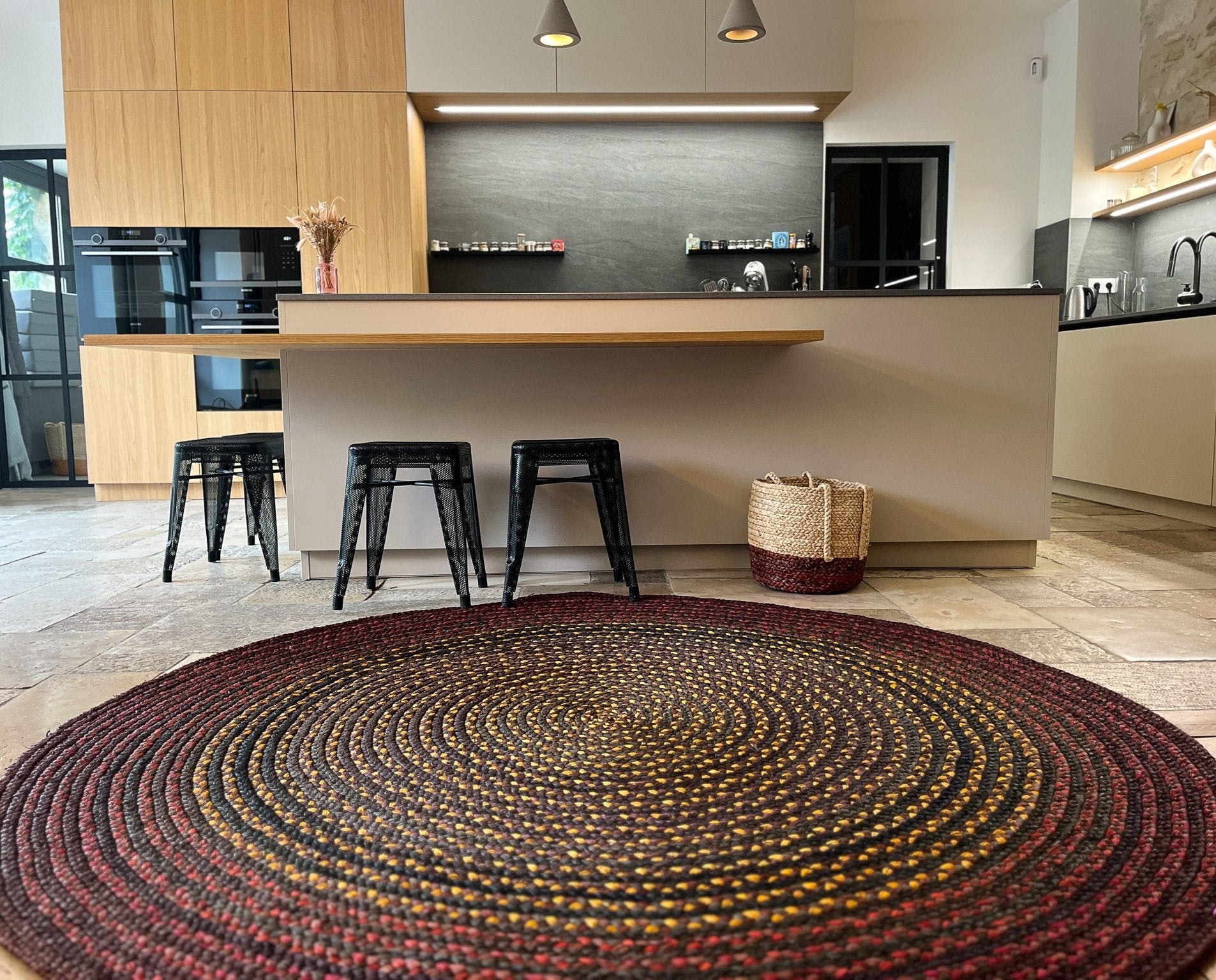 Tapis en raphia rond brun, bordeaux et jaune safran, 200 cm.
