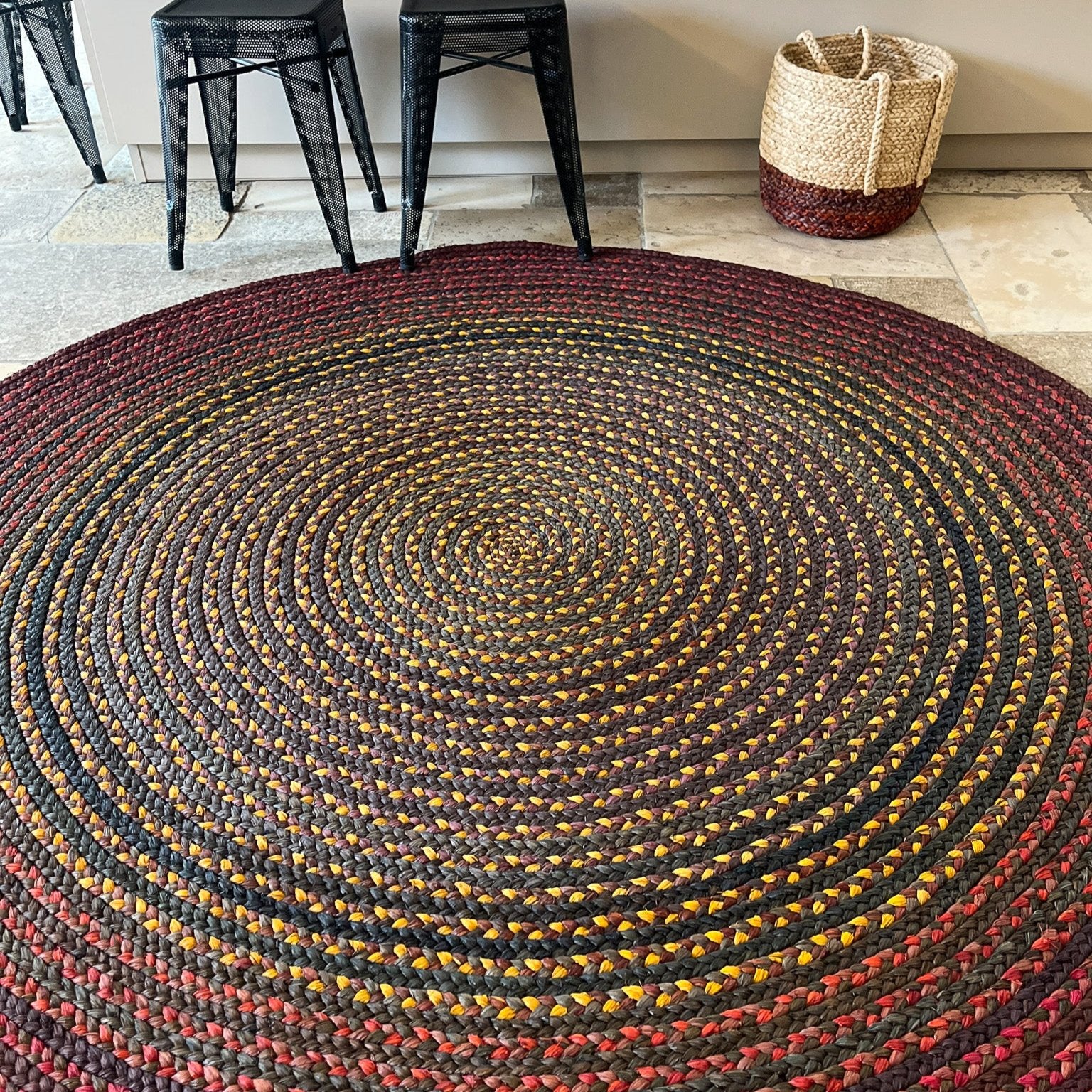 Tapis en raphia rond brun, bordeaux et jaune safran, 200 cm.