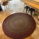 Tapis rond artisanal en raphia brun, bordeaux et jaune safran, 200 cm.