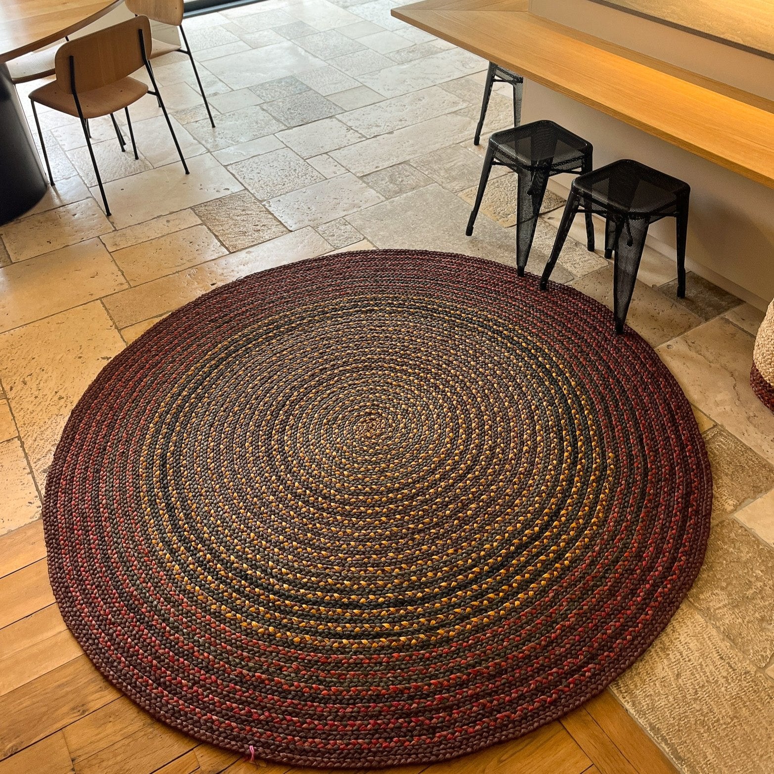 Tapis rond artisanal en raphia brun, bordeaux et jaune safran, 200 cm.