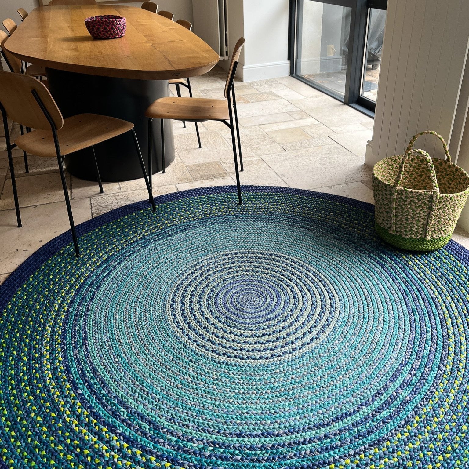 Corbeille en raphia rond, naturelle, idéale pour un rangement organisé et élégant.
