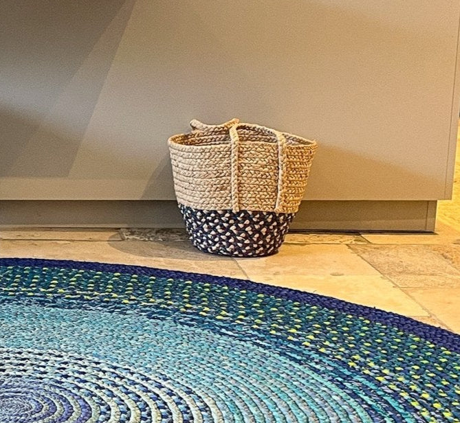 Corbeille en raphia rond, pratique et esthétique, ajoutant une note naturelle à votre maison.
