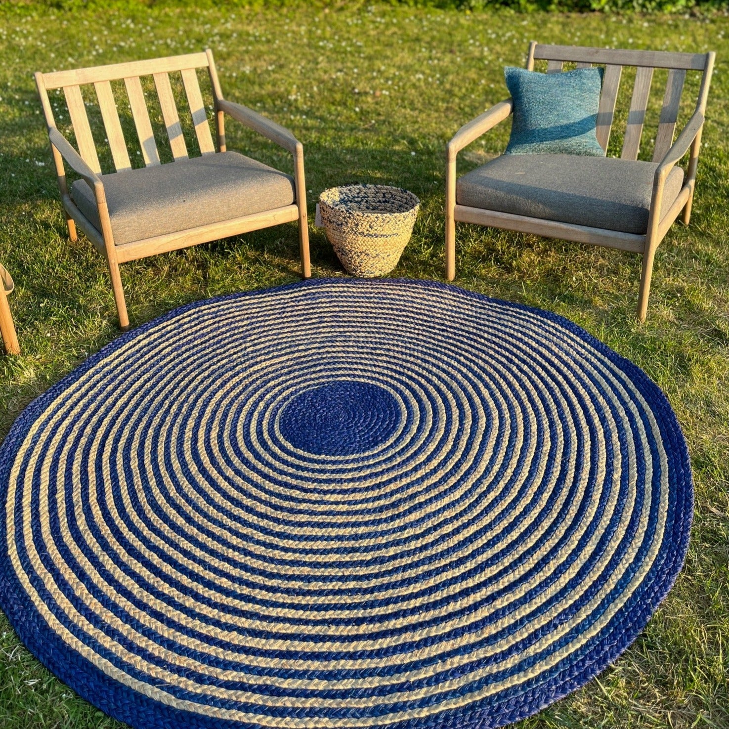 Tapis en raphia rond naturel et bleu marine – 170 cm