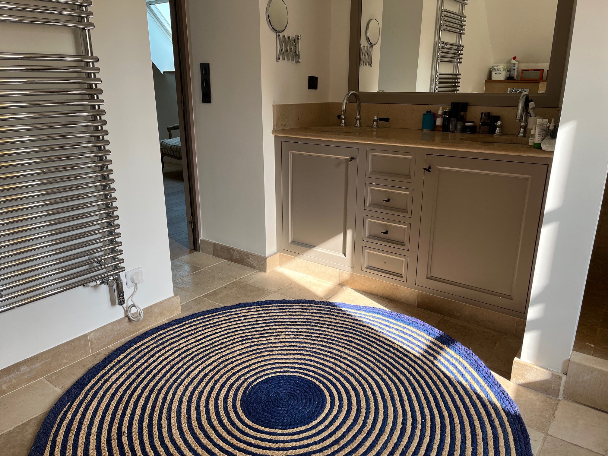 Tapis en raphia rond naturel et bleu marine – 170 cm