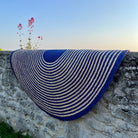 Tapis en raphia rond naturel et bleu marine – 170 cm