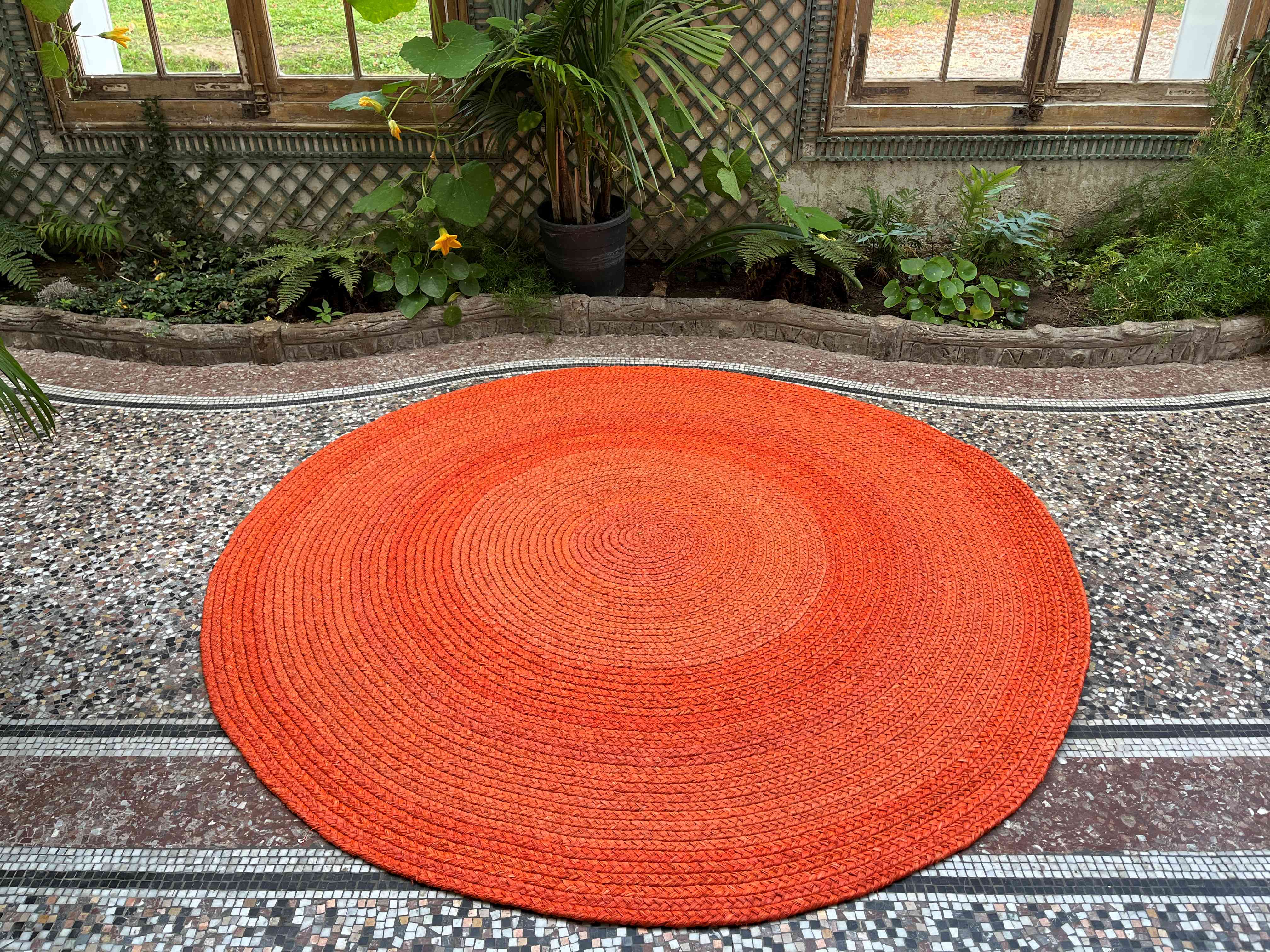 Tapis en raphia rond corail – 190 cm