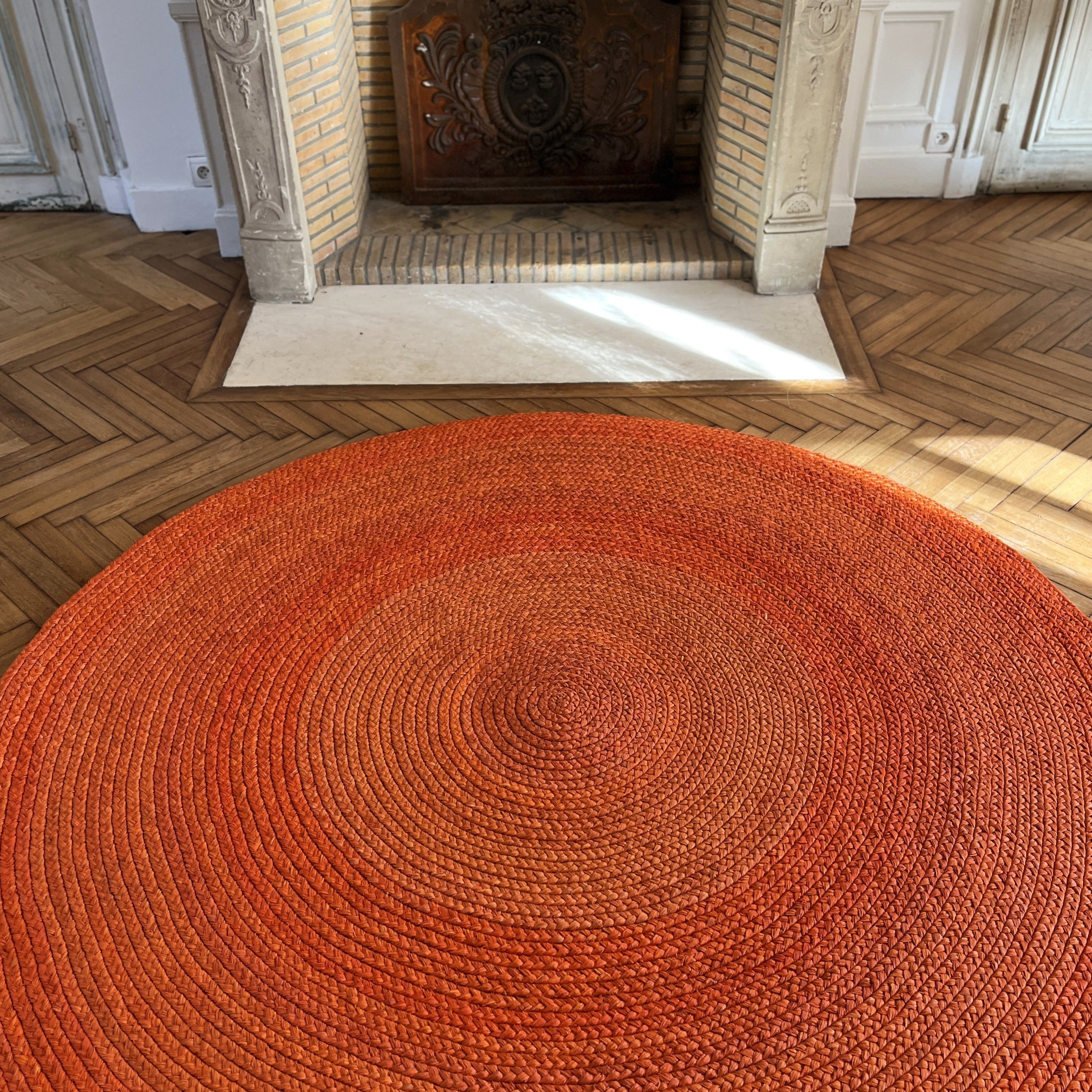 Tapis en raphia rond corail – 190 cm