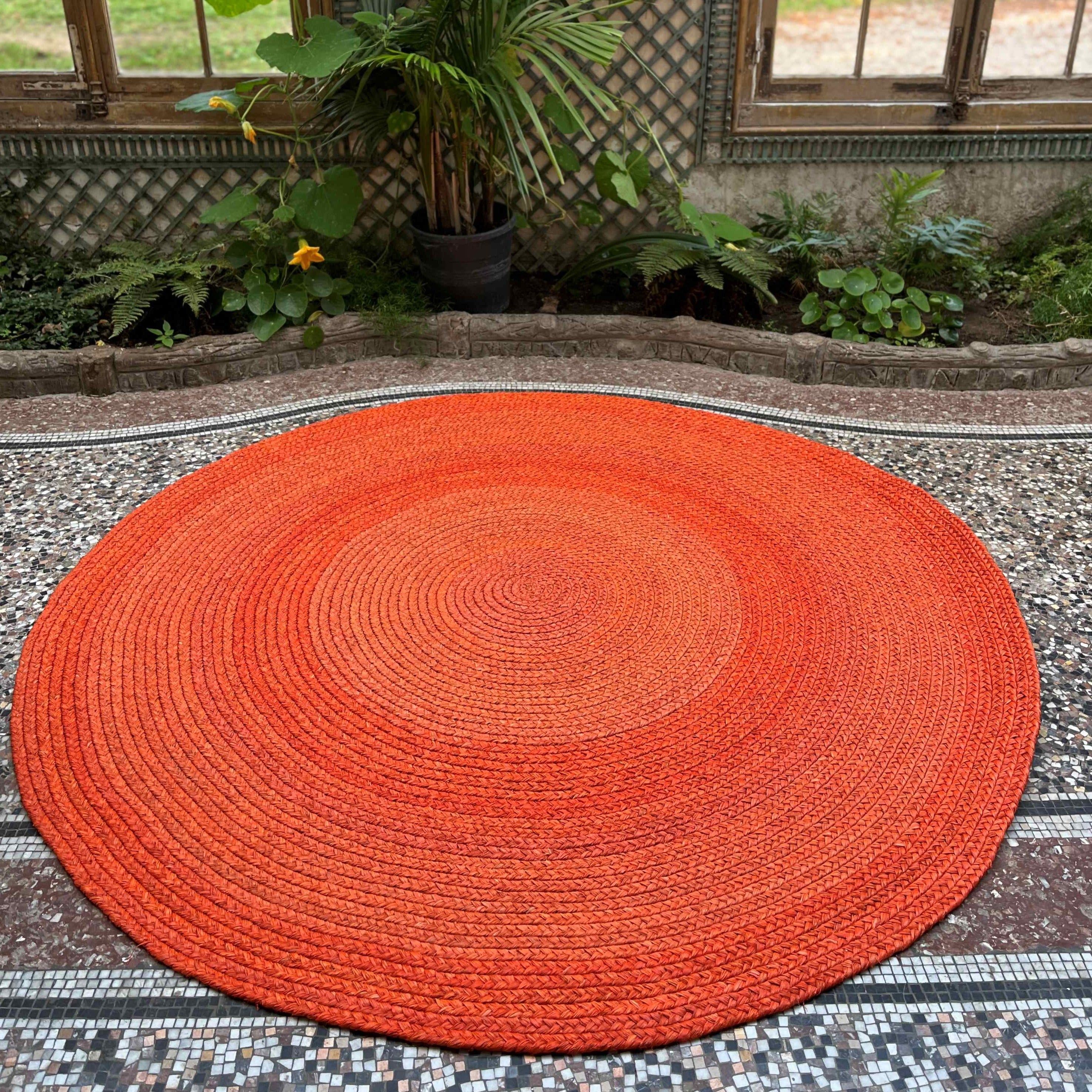 Tapis en raphia rond corail – 190 cm