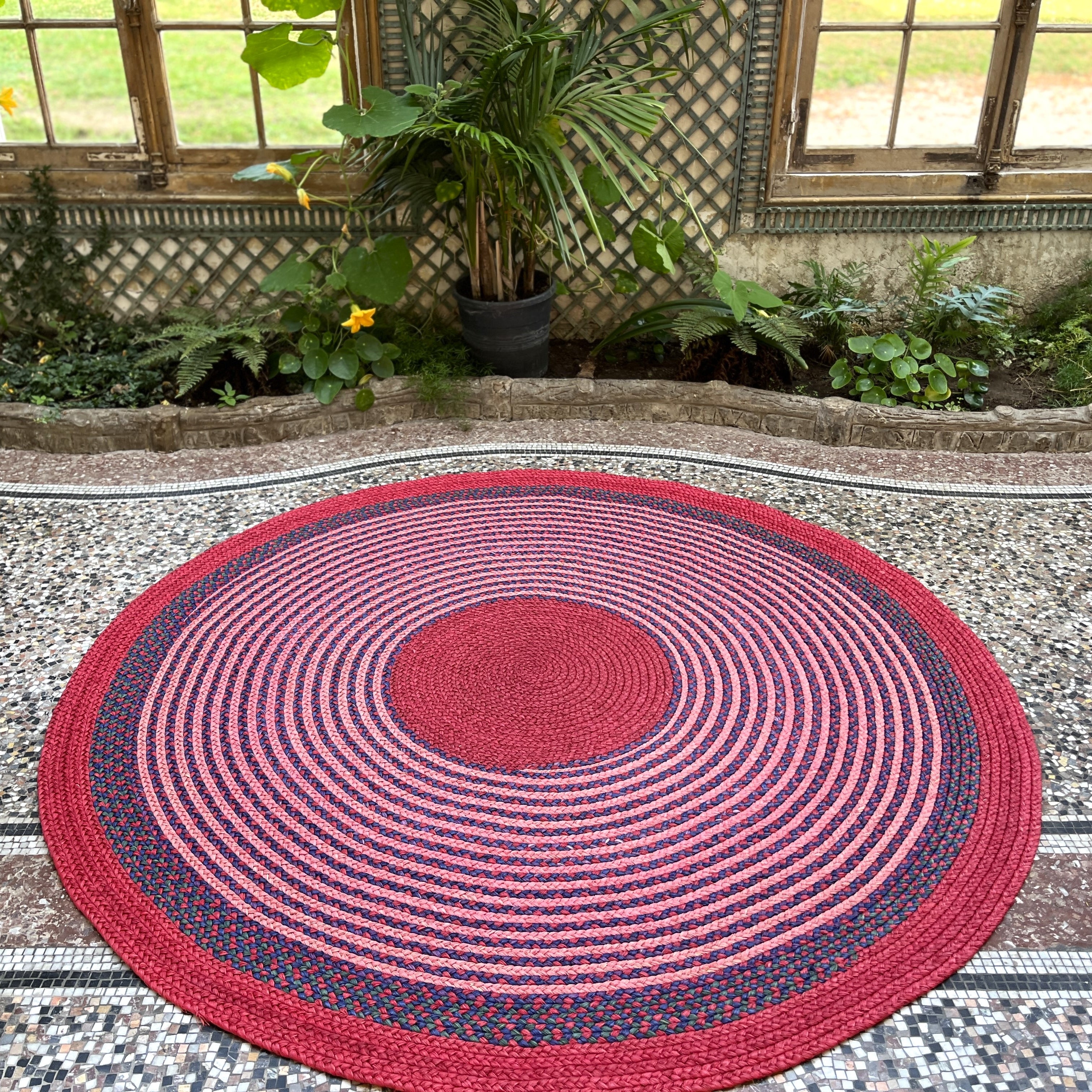 Tapis en raphia rond rose framboise, rouge, bleu vif et vert émeraude – 190 cm