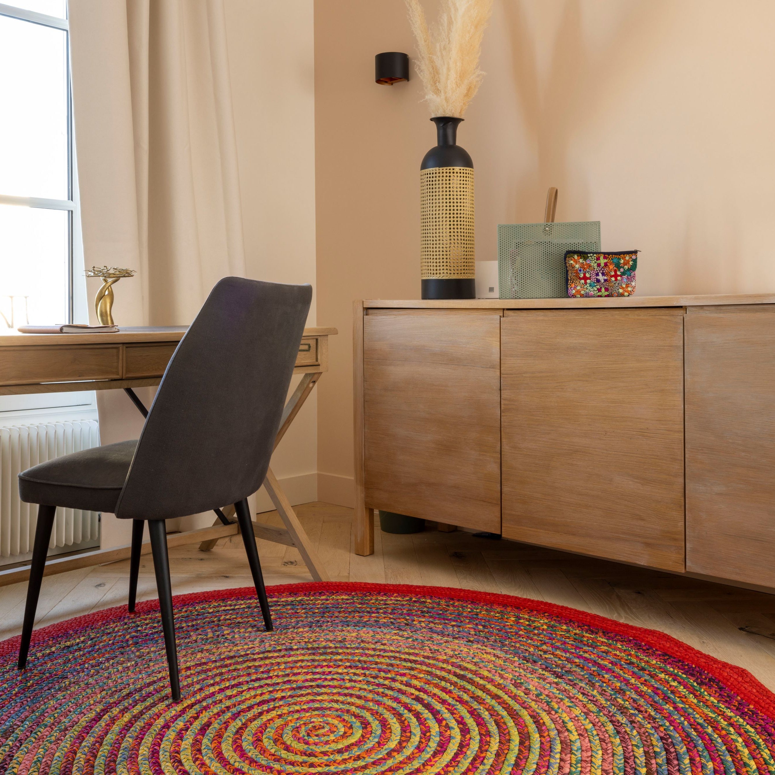Tapis en raphia rond rouge vif, bleu, jaune et violet – 190 cm
