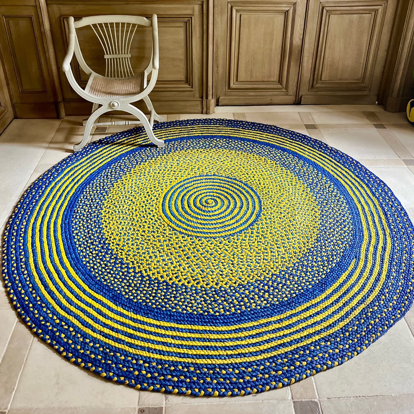 Tapis en raphia rond jaune et bleu vif – 200 cm