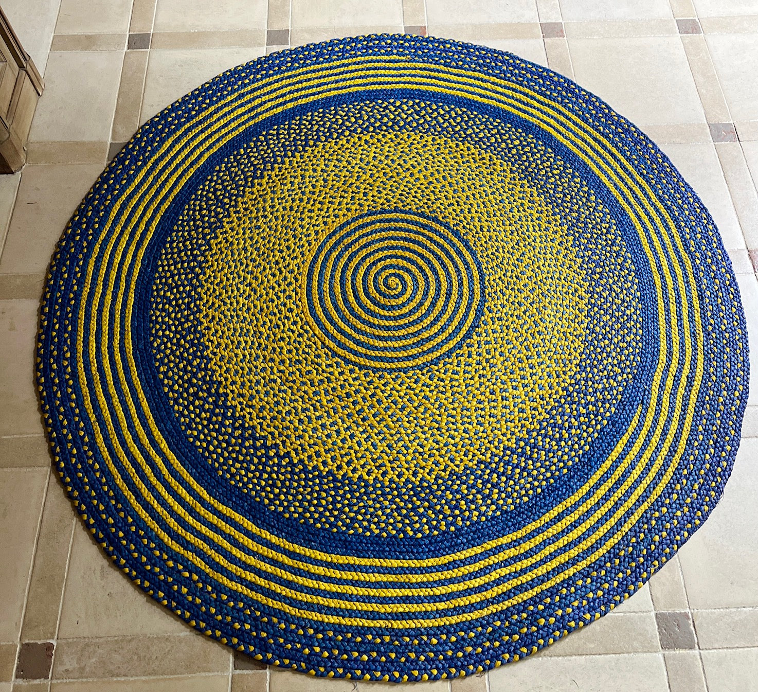 Tapis en raphia rond jaune et bleu vif – 200 cm