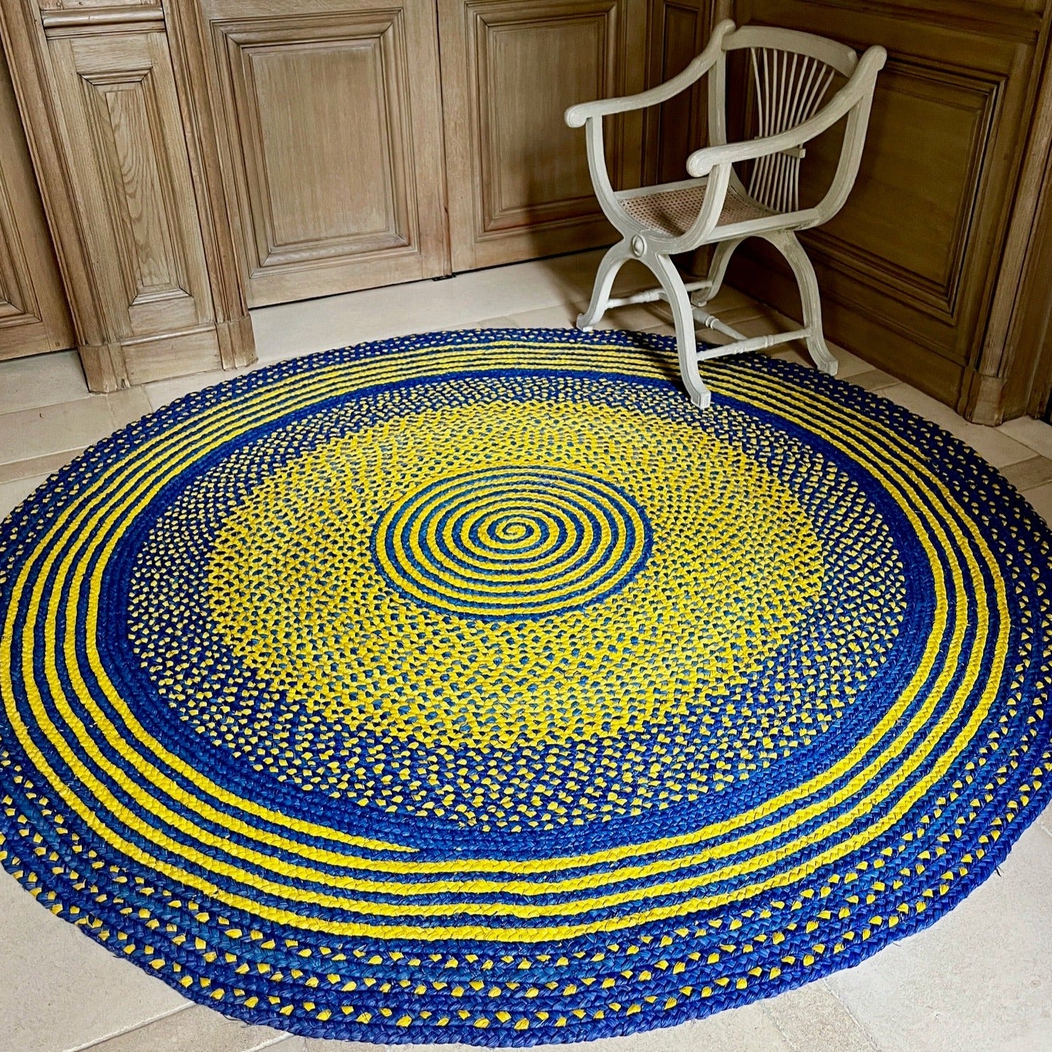 Tapis en raphia rond jaune et bleu vif – 200 cm
