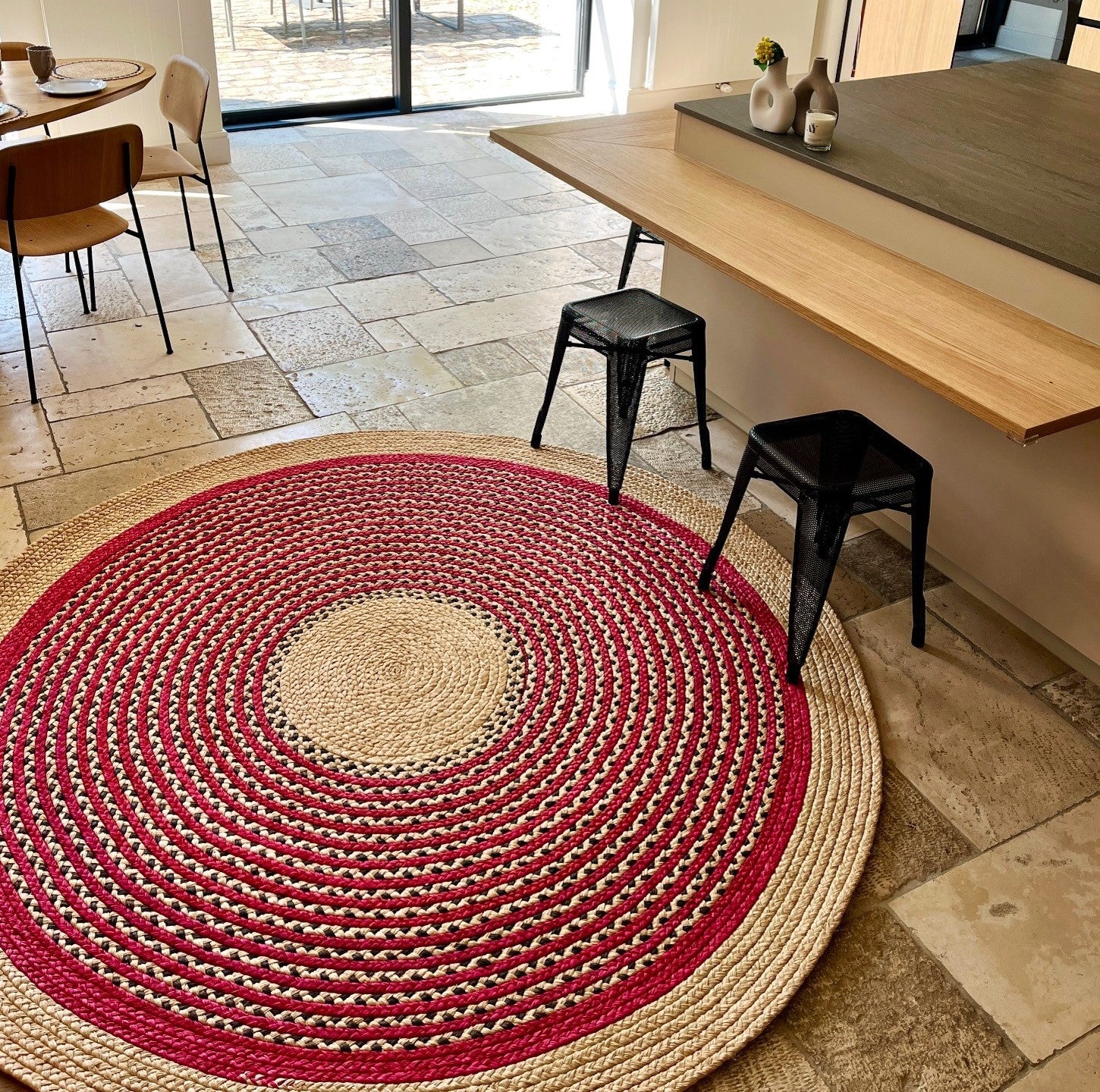 Tapis en raphia rond naturel et rose framboise – 200 cm
