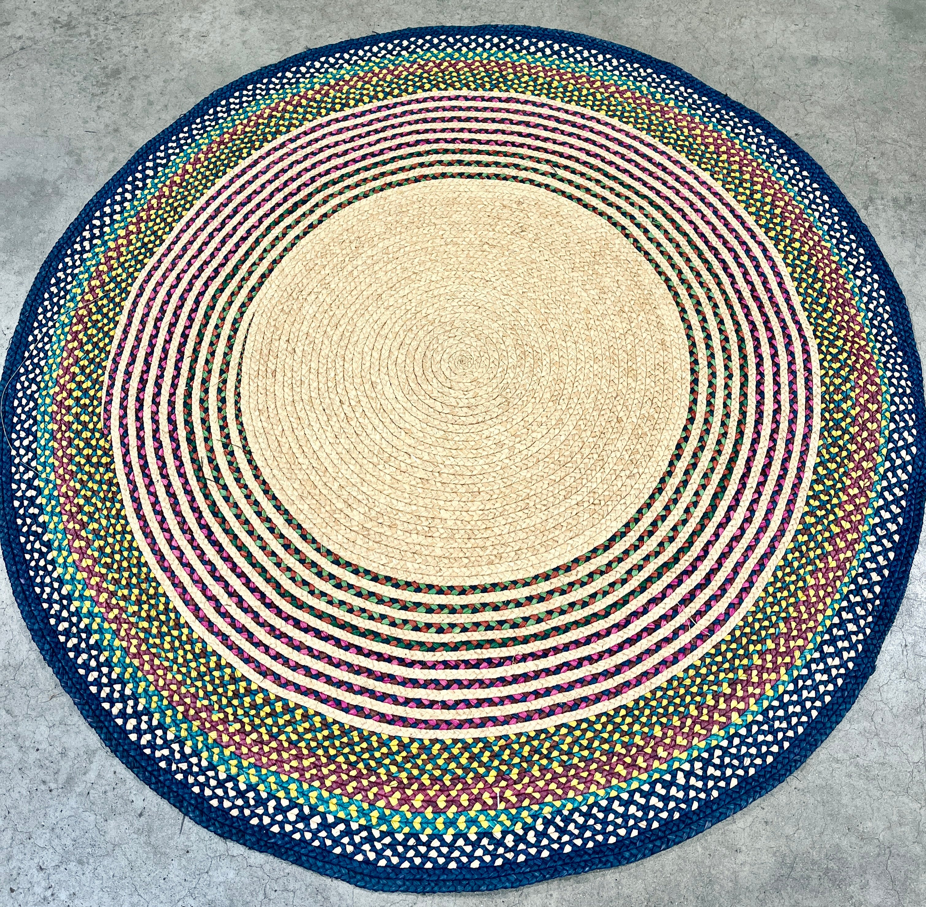 Tapis en raphia rond naturel et couleurs pastel – 200 cm