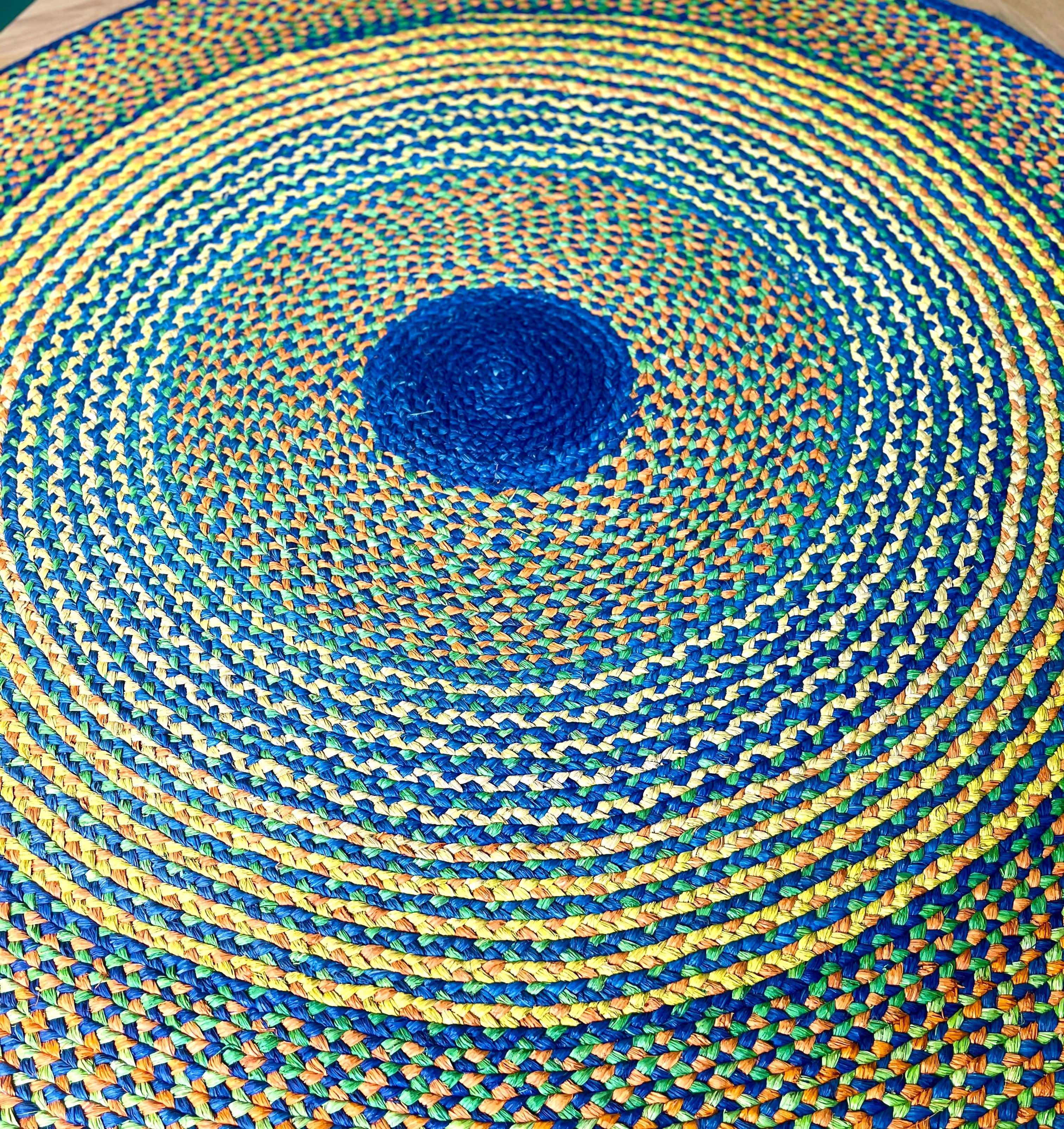 Tapis rond en raphia avec des couleurs éclatantes comme jaune, bleu, turquoise et vert émeraude, fait main, 200 cm.