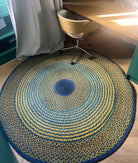 Tapis artisanal en raphia, mélange vibrant de jaune, bleu, turquoise et vert émeraude, dimensions rondes, 200 cm.