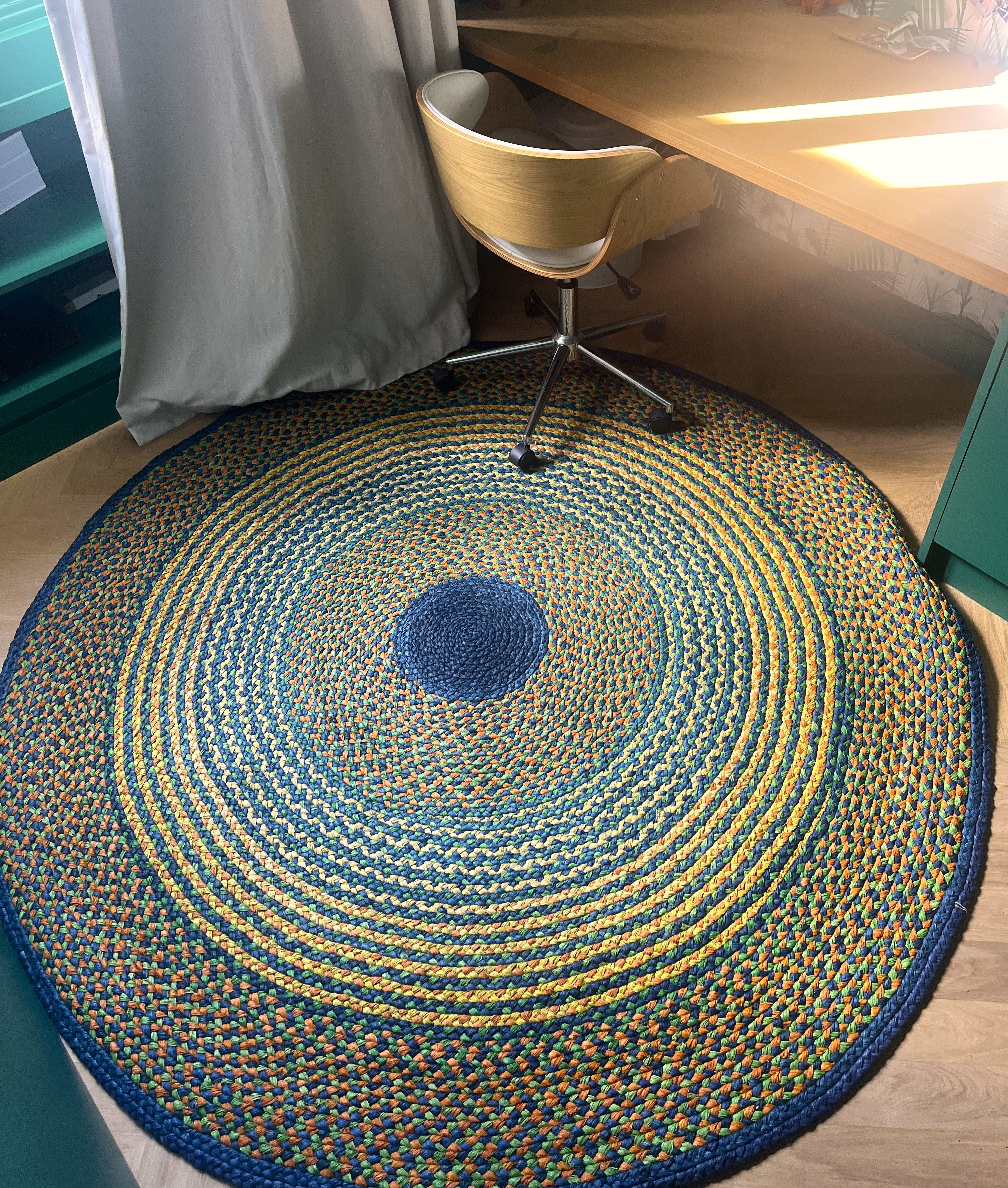 Tapis artisanal en raphia, mélange vibrant de jaune, bleu, turquoise et vert émeraude, dimensions rondes, 200 cm.