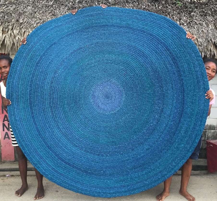 Tapis en raphia rond bleu indigo – 220 cm