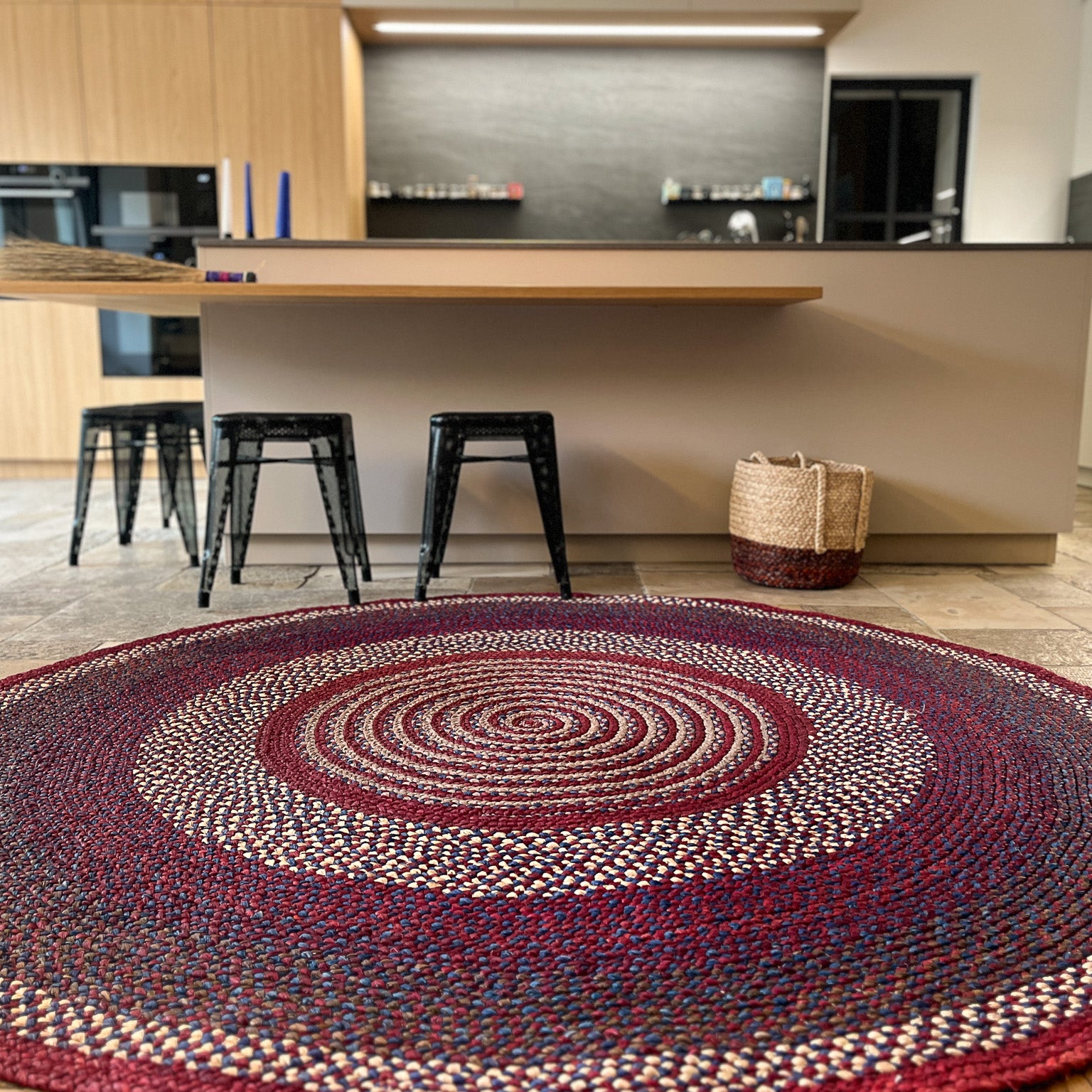 Tapis en raphia rond naturel, prune, rouge et bleu, 200 cm.
