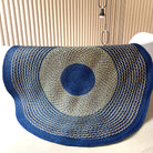 Tapis en raphia rond bleu marine, naturel et vert pâle – 200 cm