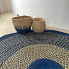 Tapis en raphia rond bleu marine, naturel et vert pâle – 200 cm